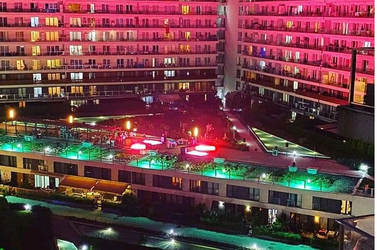 Modern 2-Bed Istanbul Apartment - Evening illuminated complex