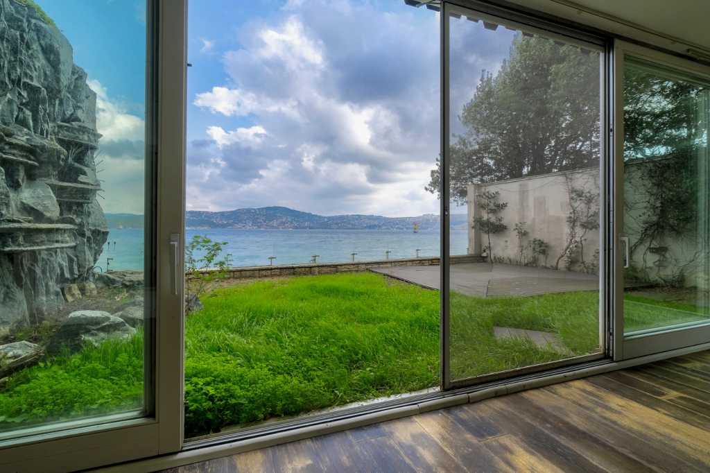 Waterfront Villa In Istanbul - Front garden and views