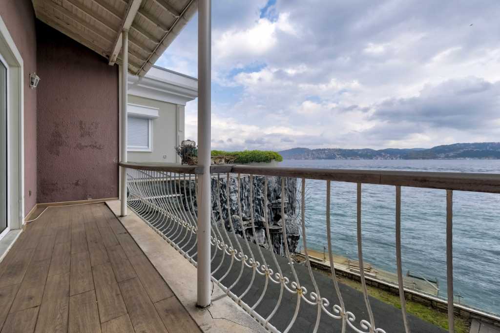 Waterfront Villa in Istanbul - Sea Facing Balcony