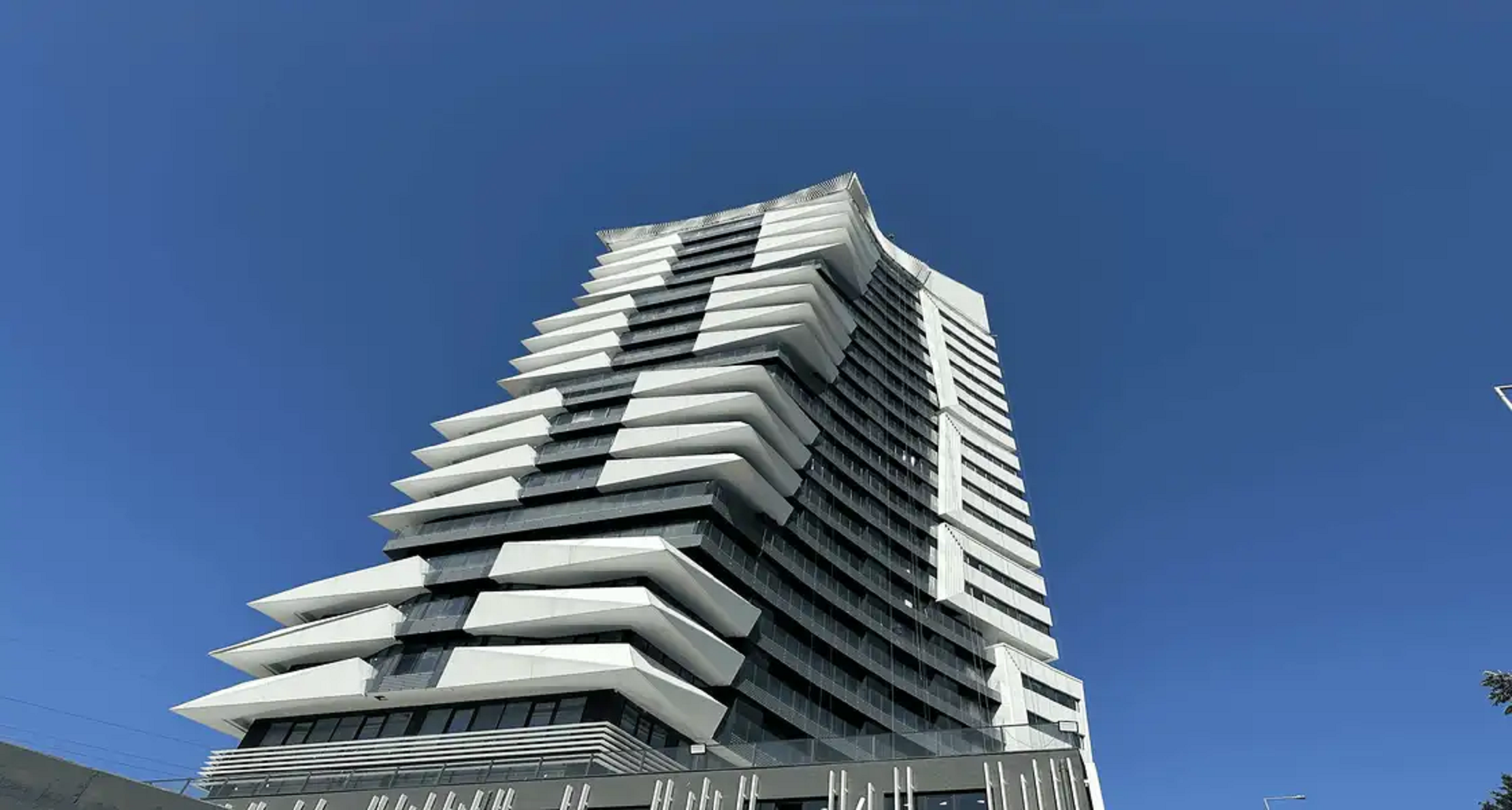 Home Office Apartments - Asian Istanbul - A tall modern tower