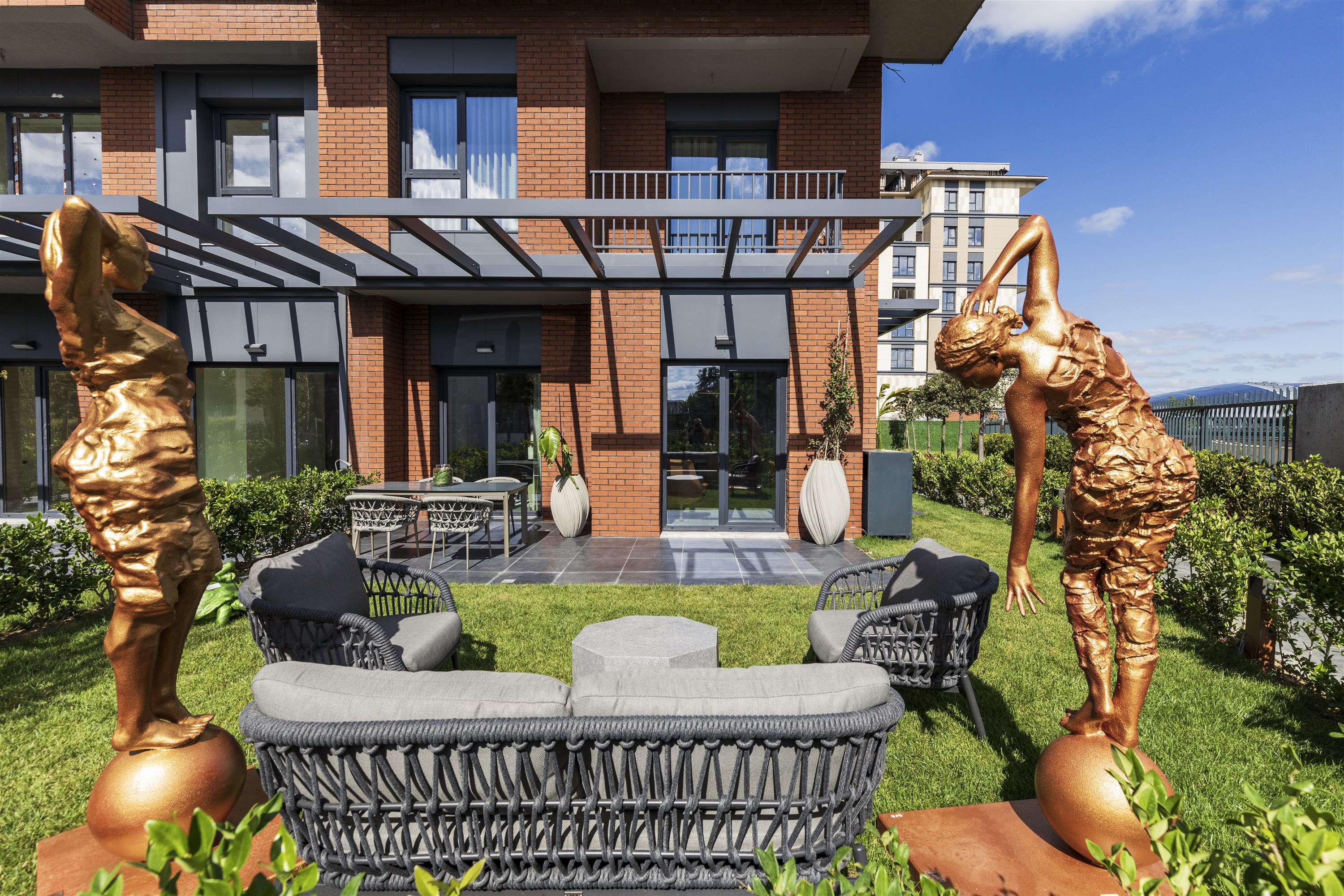 Istanbul City Centre Smart Home Apartments - Main view of the apartment and garden