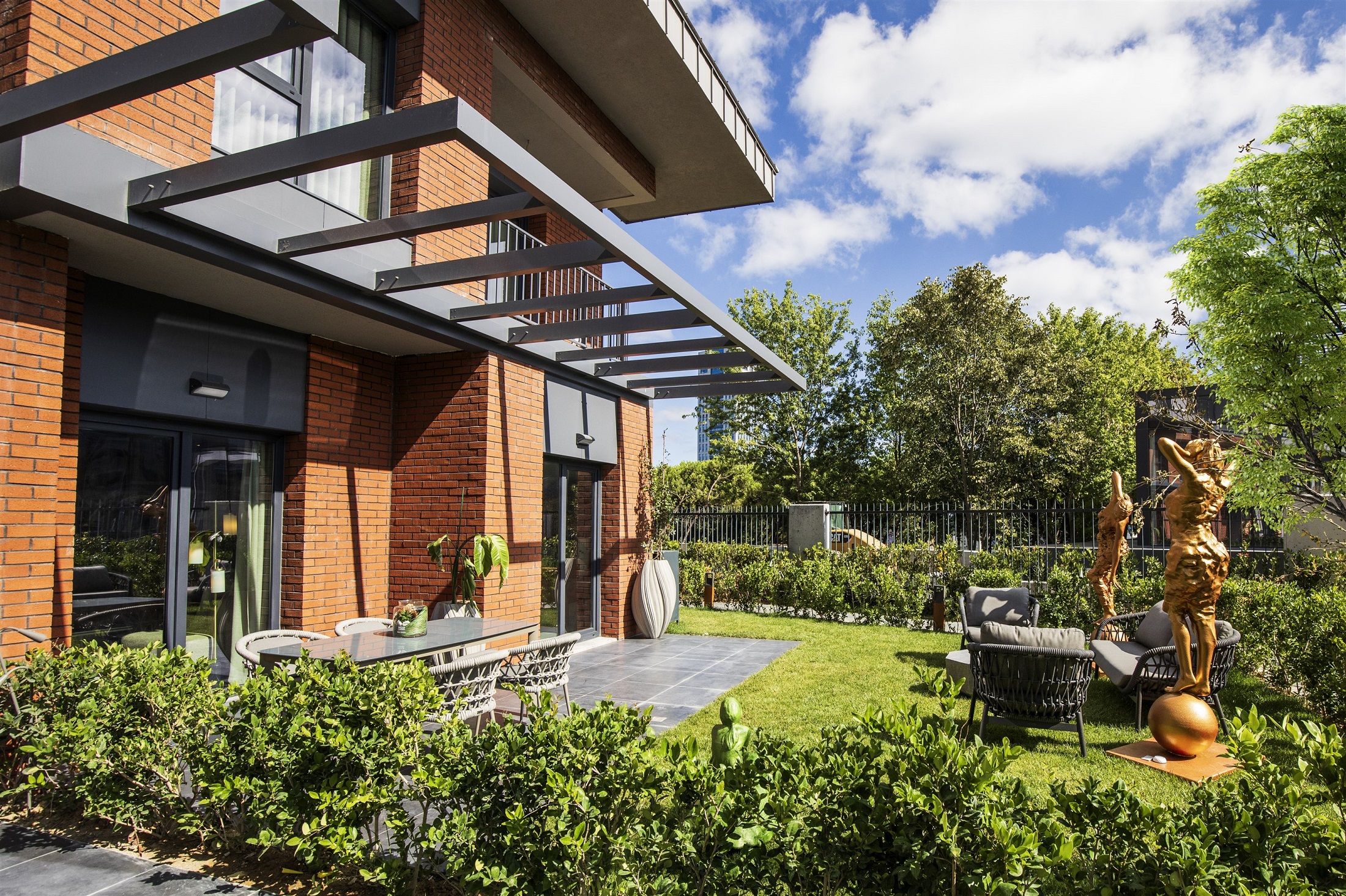 Istanbul City Centre Smart Home Apartments - Pretty communal gardens