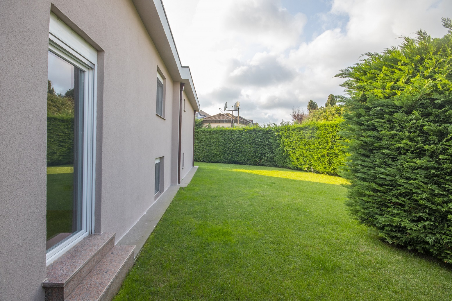 Prestigious Luxury Istanbul Villa - Well-kept gardens