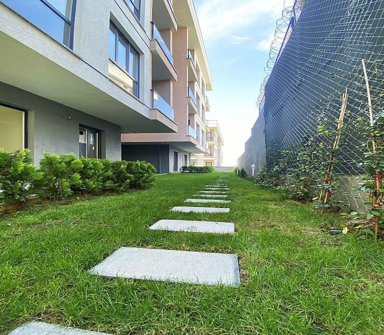 Sea View Istanbul Apartments - Landscaped Garden
