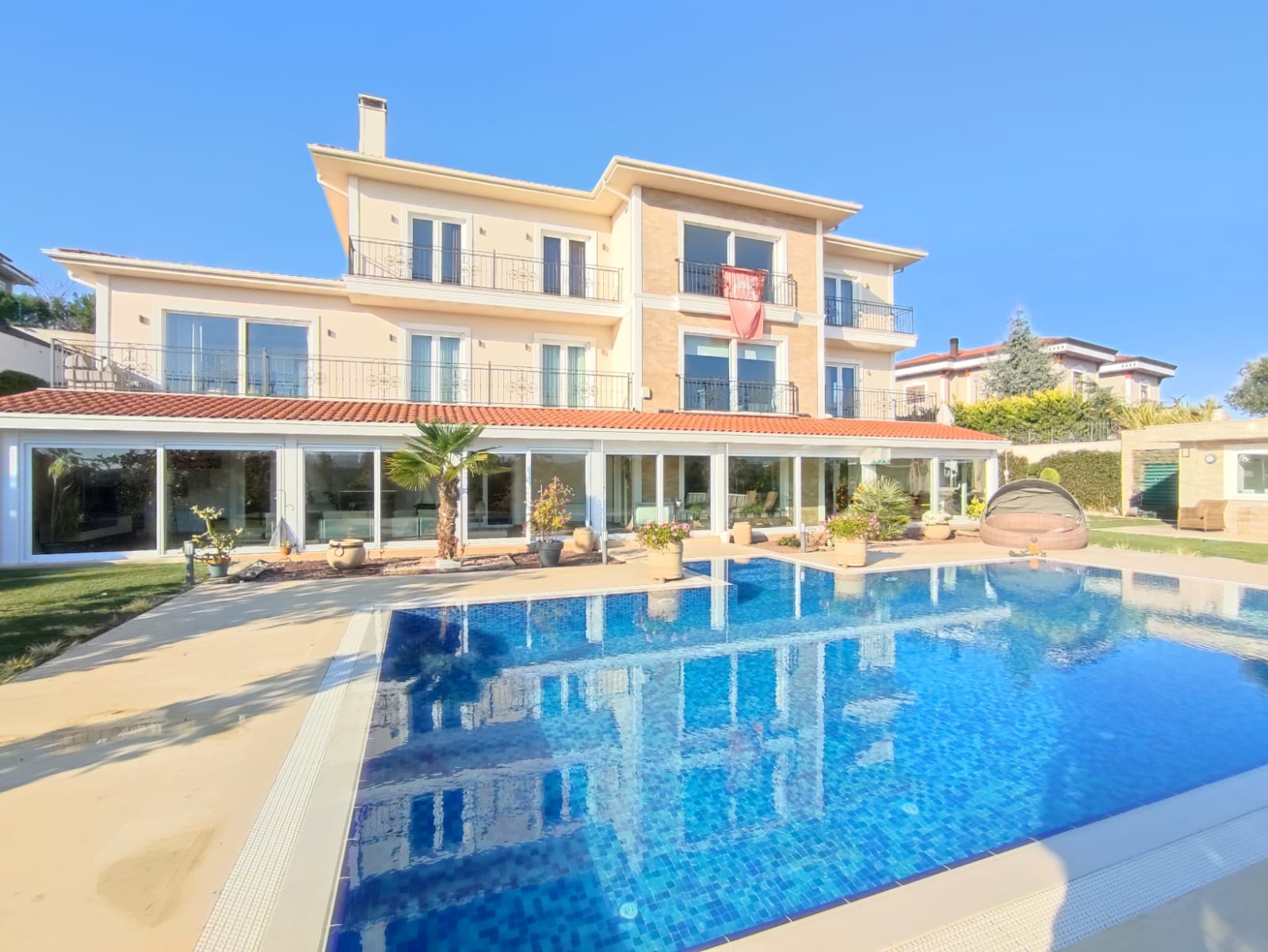 12-Bed Luxury Istanbul Villa - Private walk-in pool