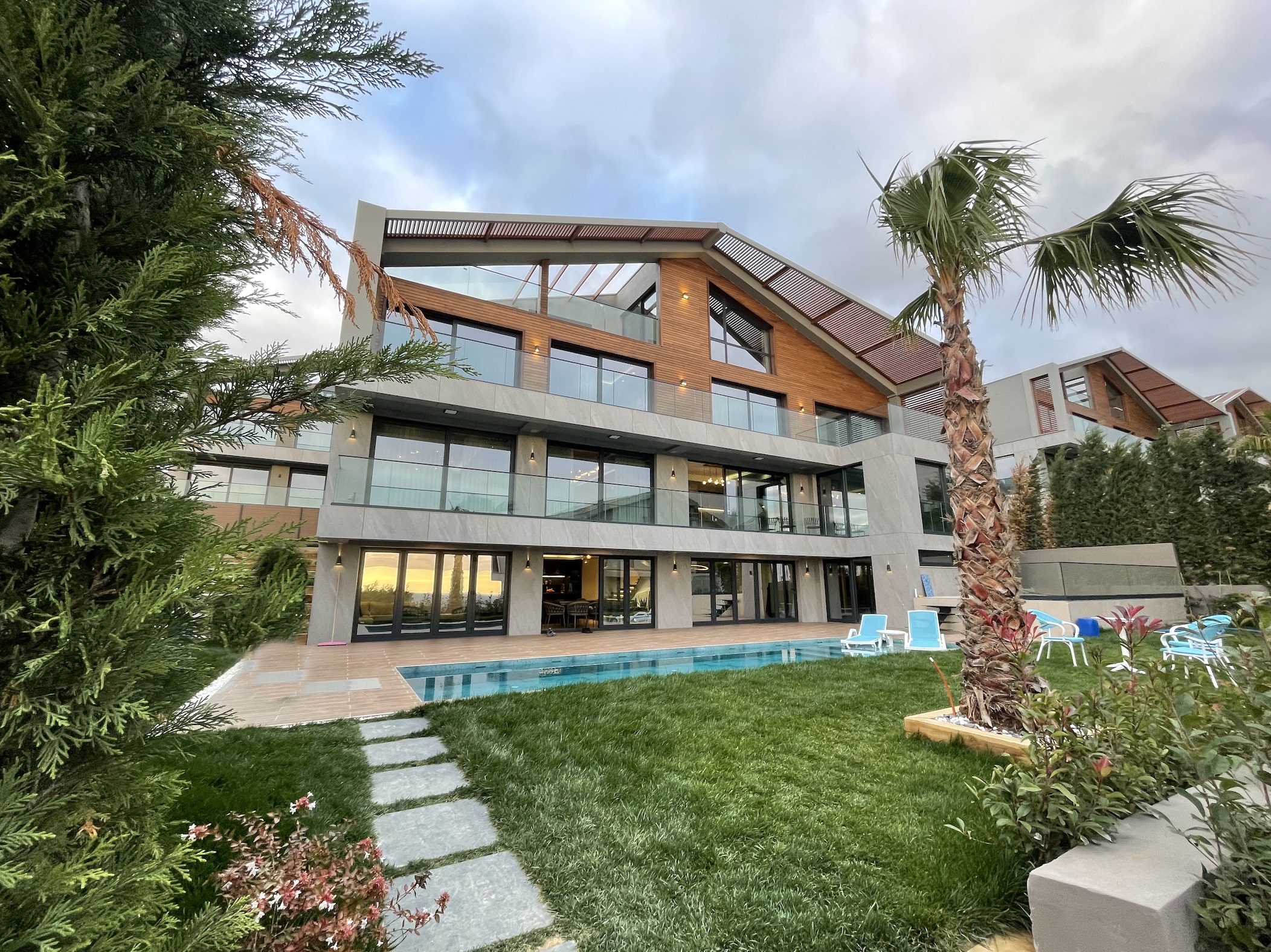 	 Sea View Istanbul Villas - Stunning Gardens