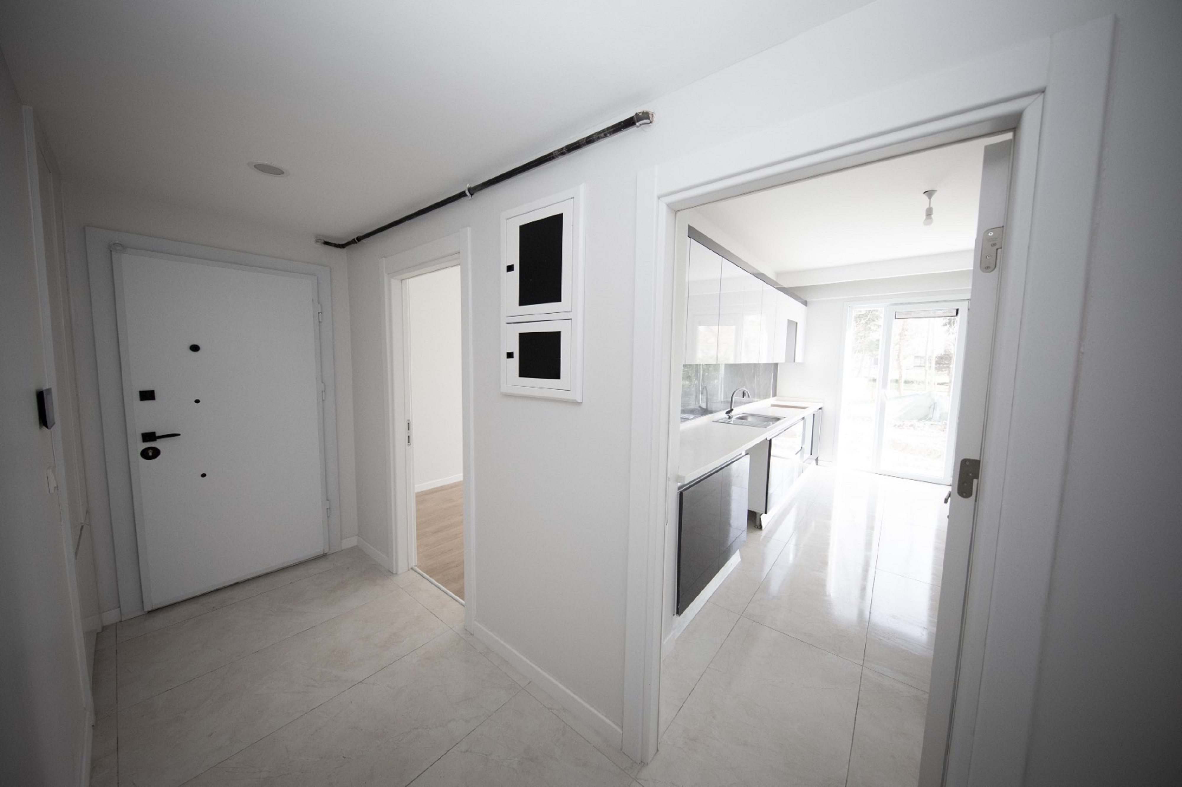 Seaside Modern Istanbul Apartments - Apartment entrance hallway