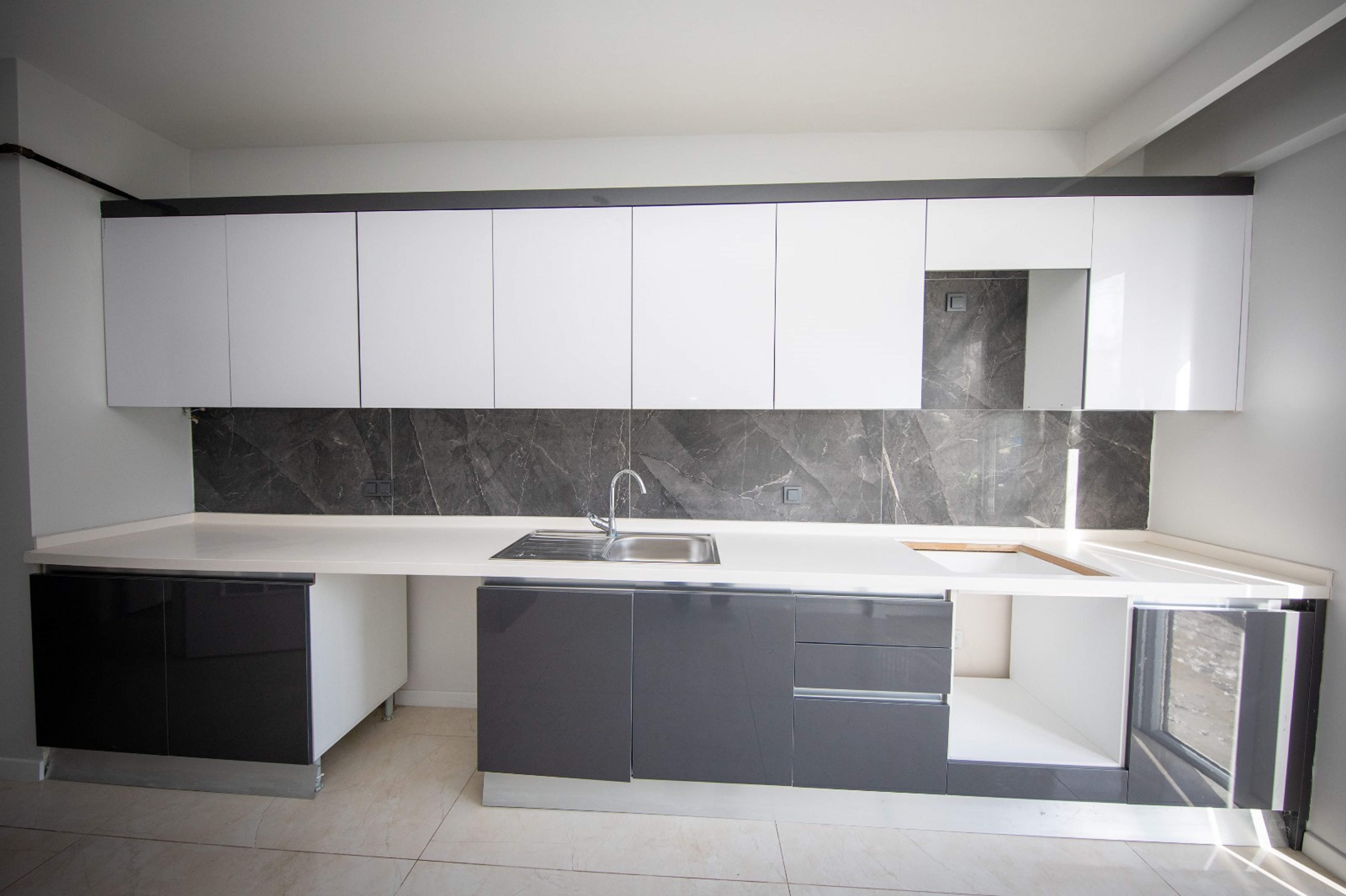 Beylikduzu Seaside Apartments - Istanbul - A large modern kitchen