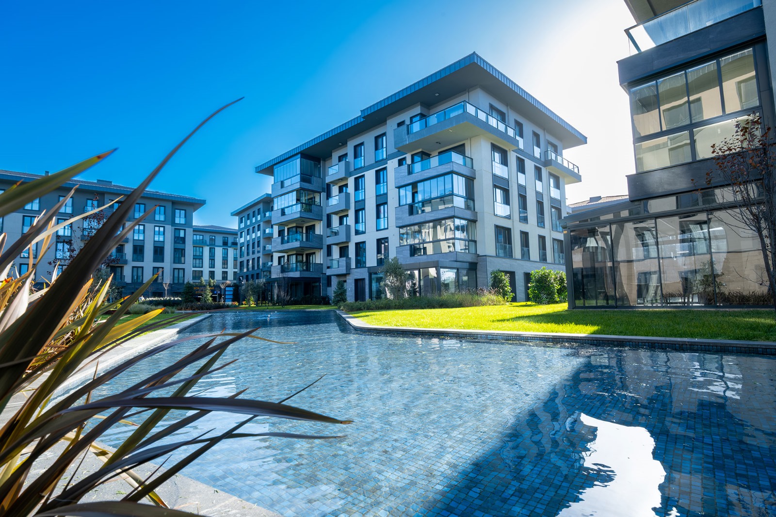 Luxury Istanbul Apartments For Sale - Large shared swimming pool