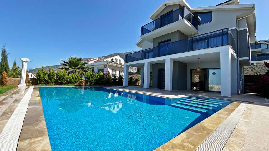 Detached 4-Bed Villa in Ovacık- Walk in Pool