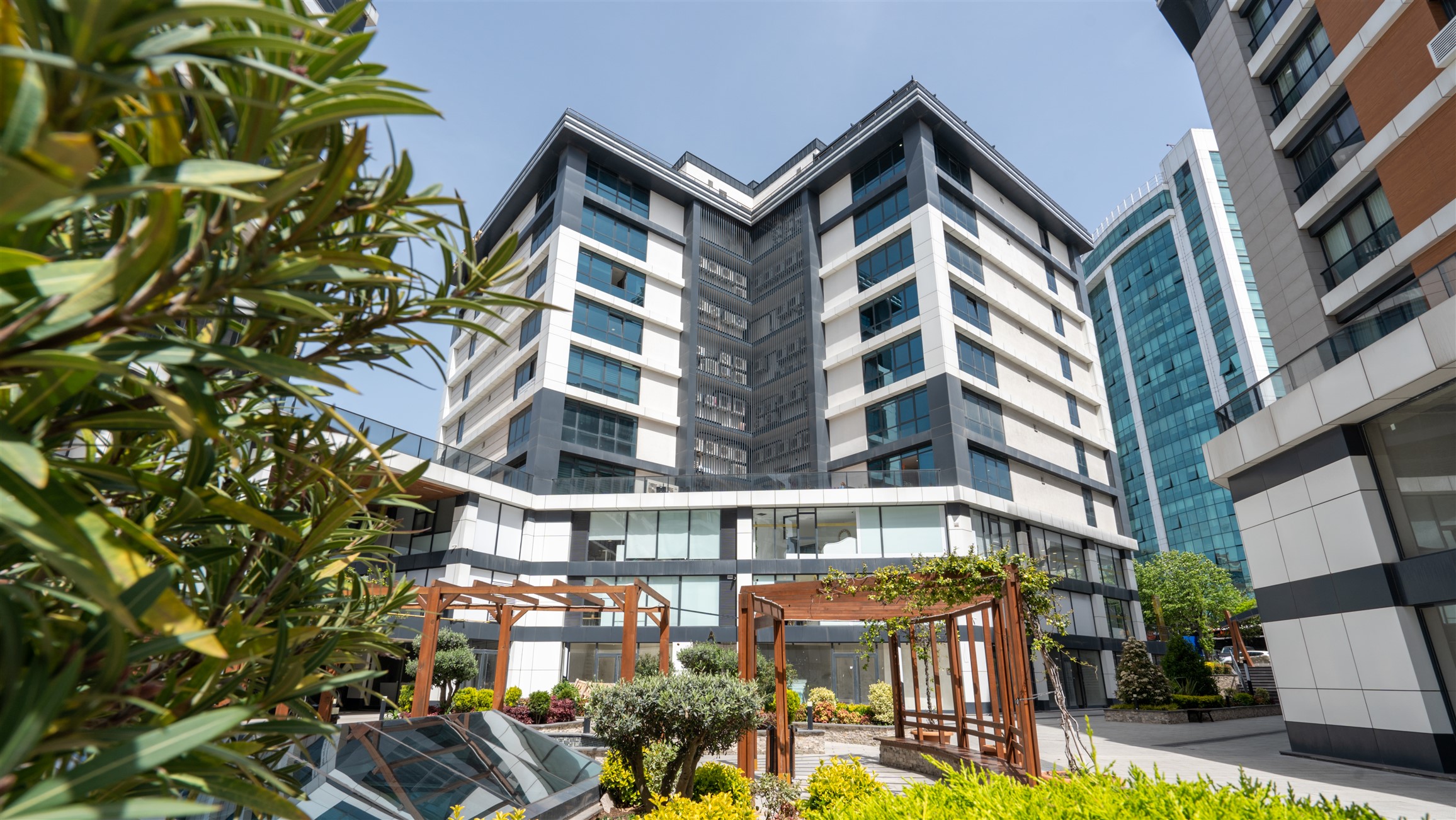 Newly Built Beylıkduzu Apartments - Shaded Seating Areas