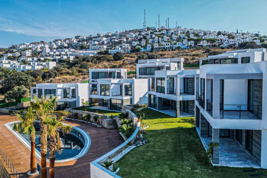 Seafront Yalikavak Apartments and Villas With Private or Communal Pools – Stunning exterior on waters edge