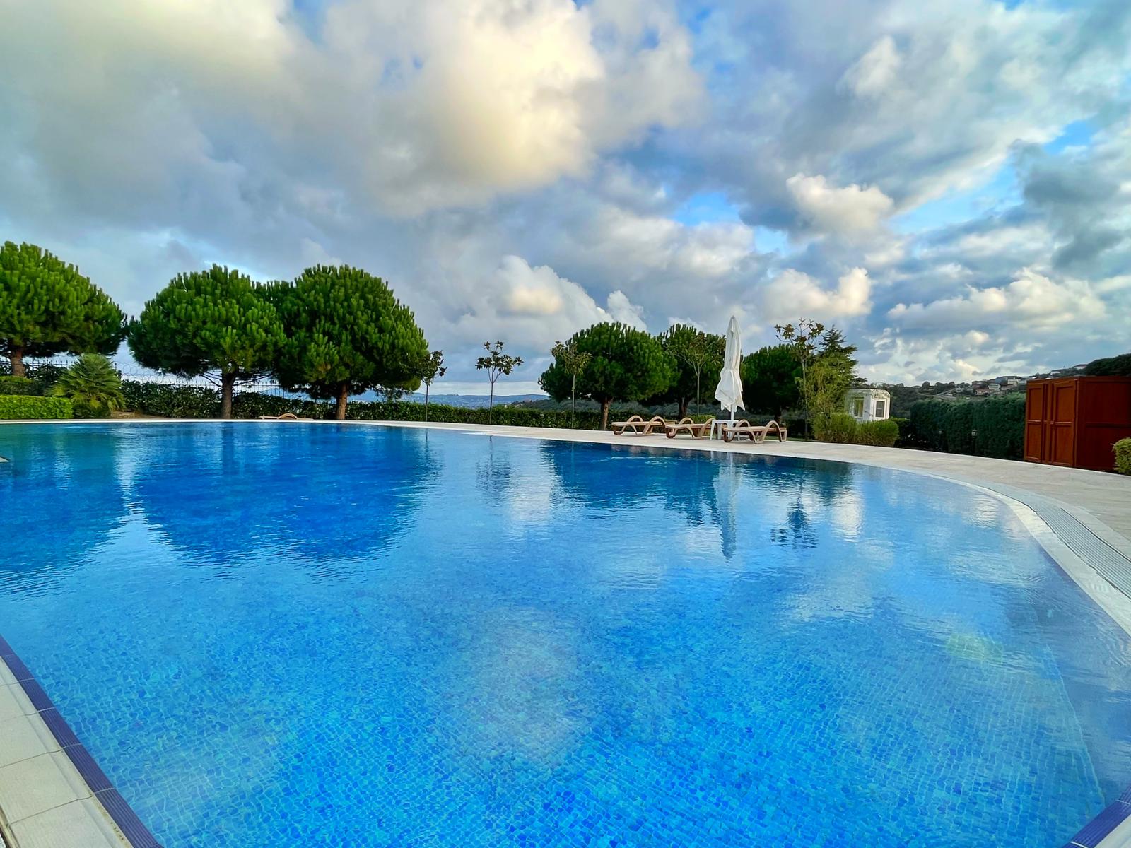 Exquisite Istanbul Property For Sale With Bosphorus Views - Beautiful large shared swimming pool