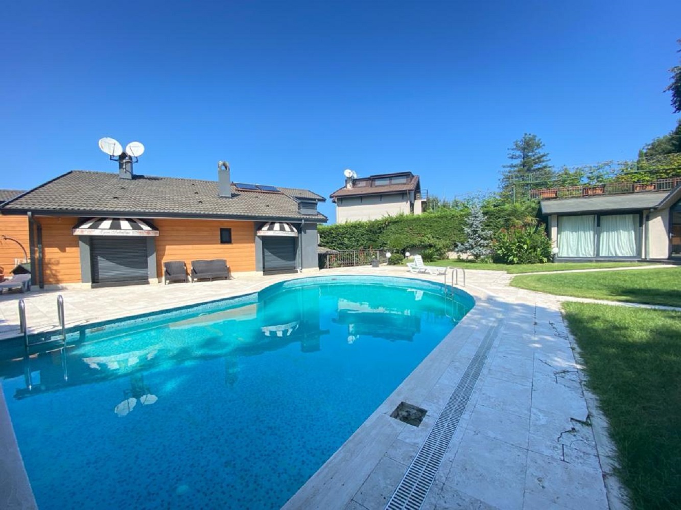 Luxury 5-bedroom Istanbul Villa For Sale - Large private swimming pool