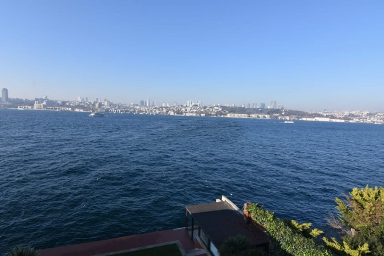 Dramatic 14 Bedroom Property For Sale In Istanbul Asian - Mansion located directly on the waters edge with a private pier