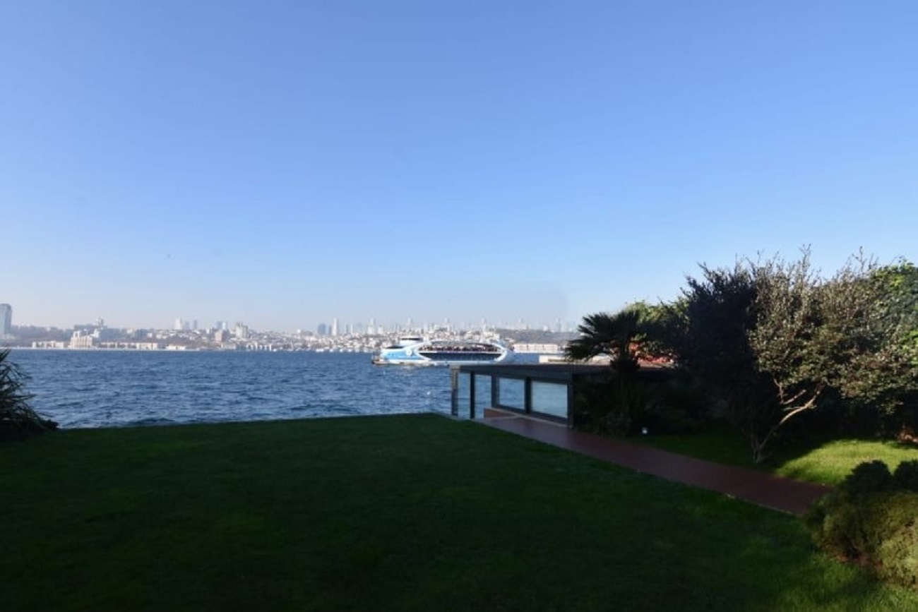 Dramatic 14 Bedroom Property For Sale In Istanbul Asian - Huge gardens leading to the private pier and waters edge