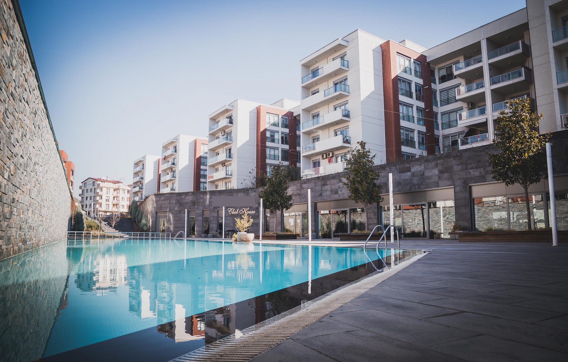 Impressive Luxury Asian Istanbul Apartments For Sale - Main view to communal pool and modern apartment buildings