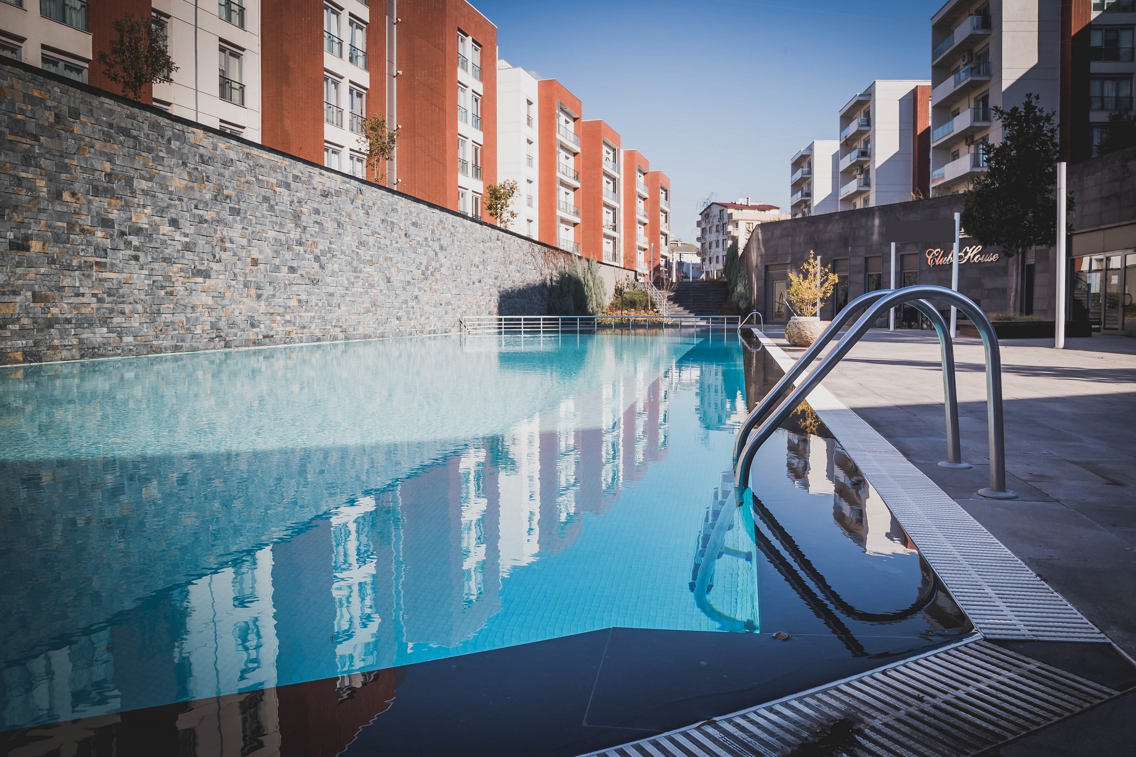 Impressive Luxury Asian Istanbul Apartments For Sale - Large shared outdoor swimming pool