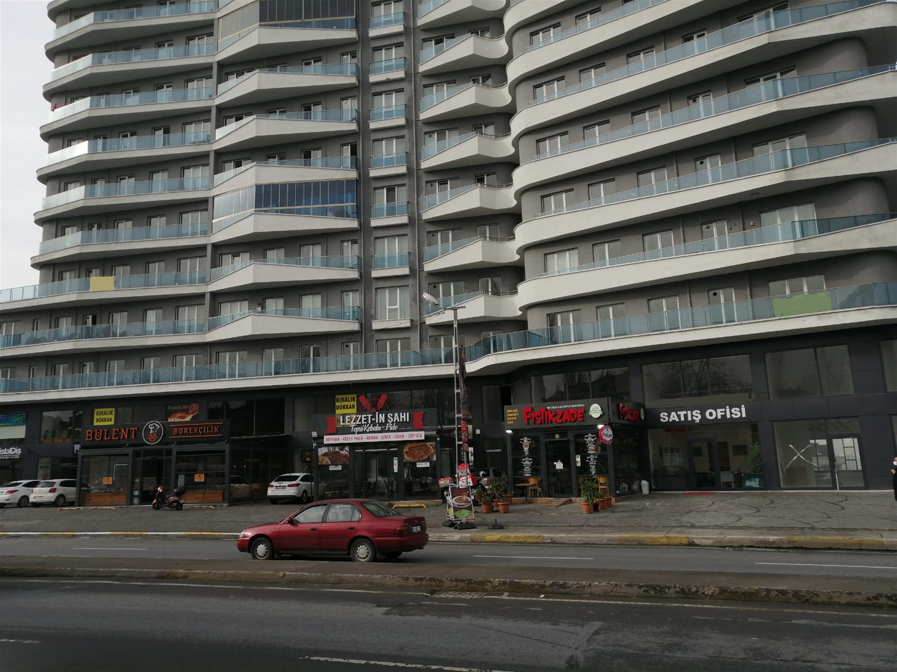 Spacious Istanbul Apartment For Sale - Cafes, restaurants and shops below apartment block