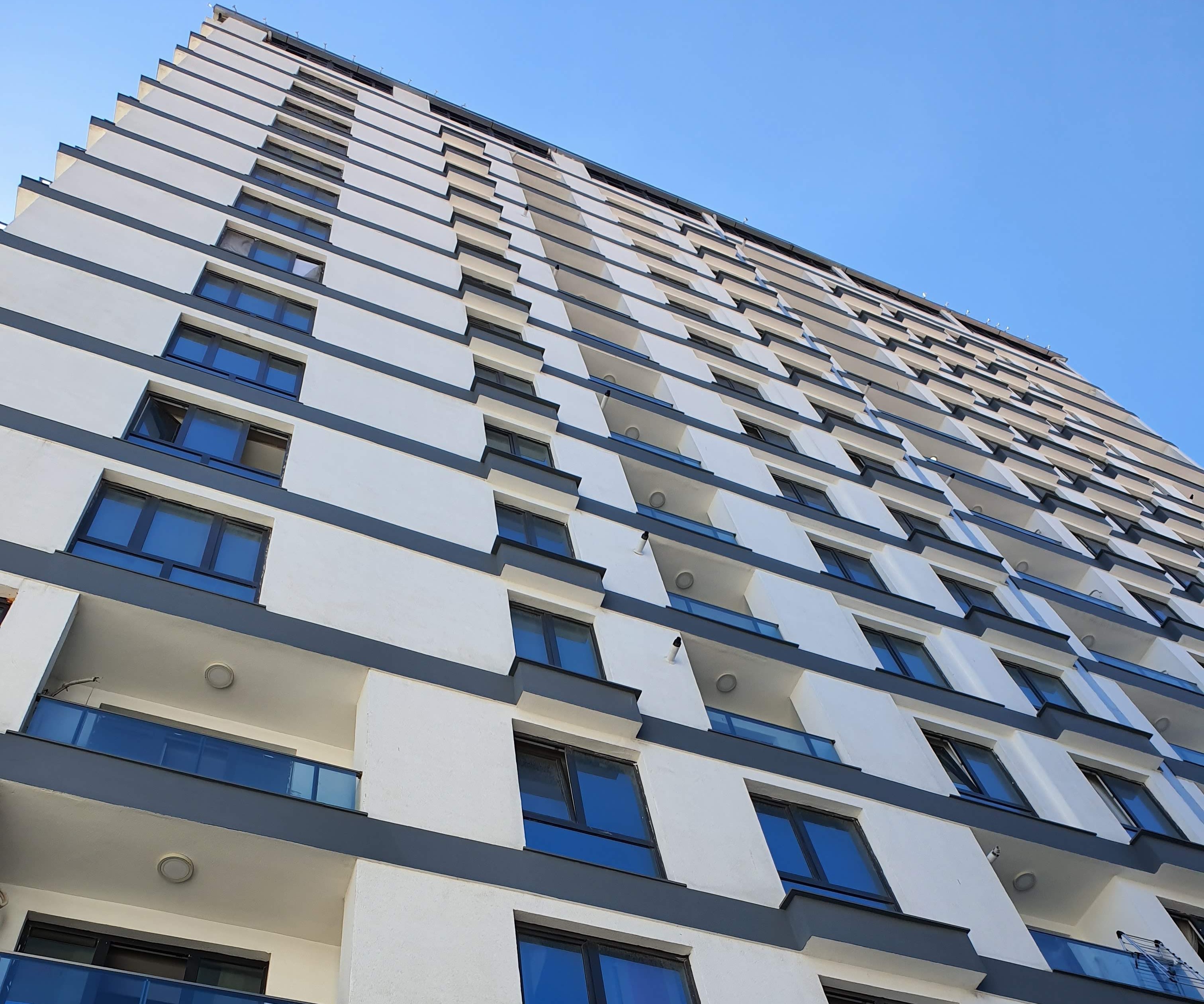 Chic Istanbul Apartment For Sale With On Facilities - View up to the building from the street