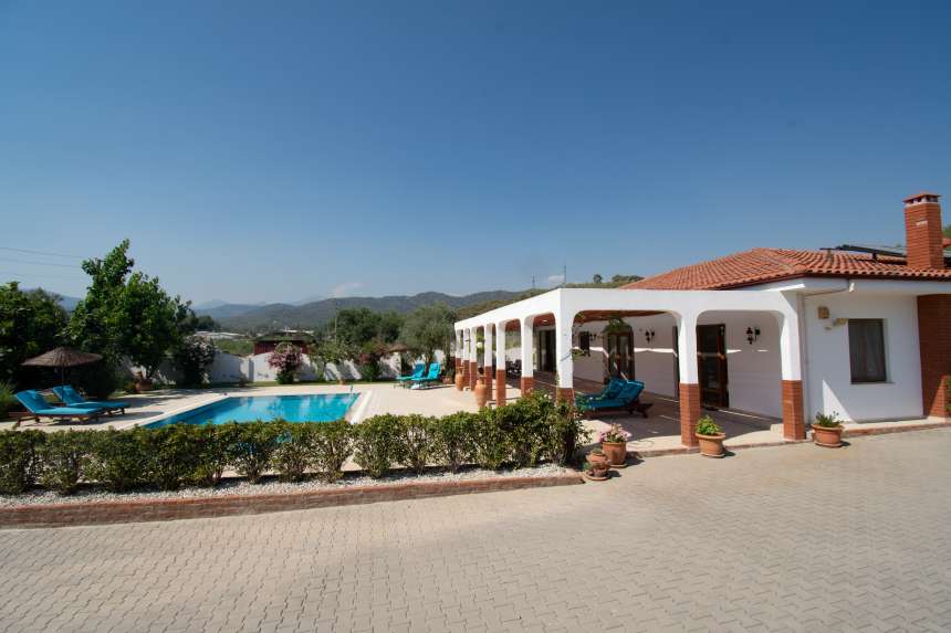 A Gorgeous Bespoke Calis Bungalow For Sale - View from the driveway to the property