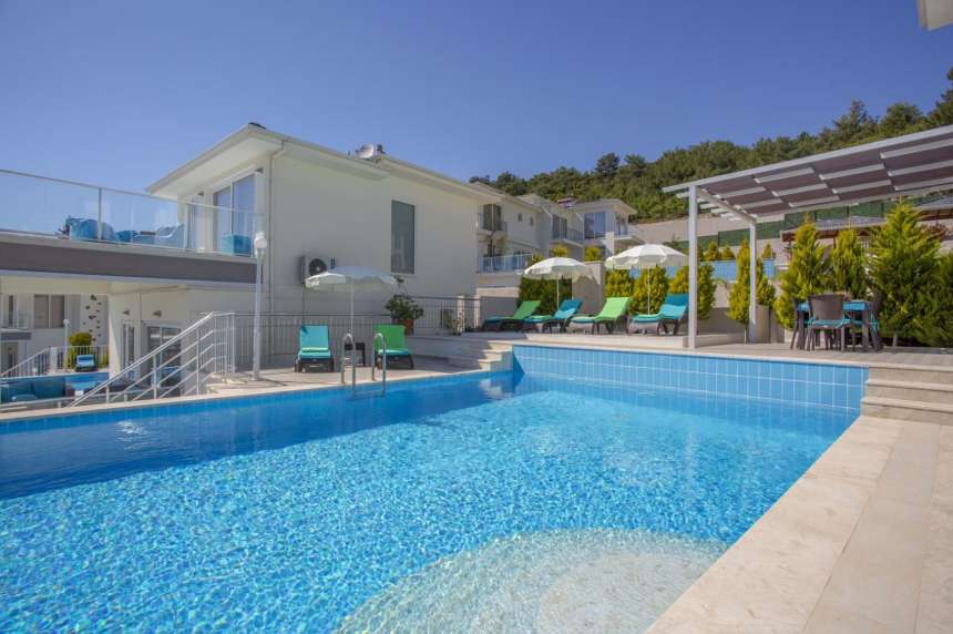 A Glamorous 4-Bedroom Fethiye Property For Sale - Large infinity pool