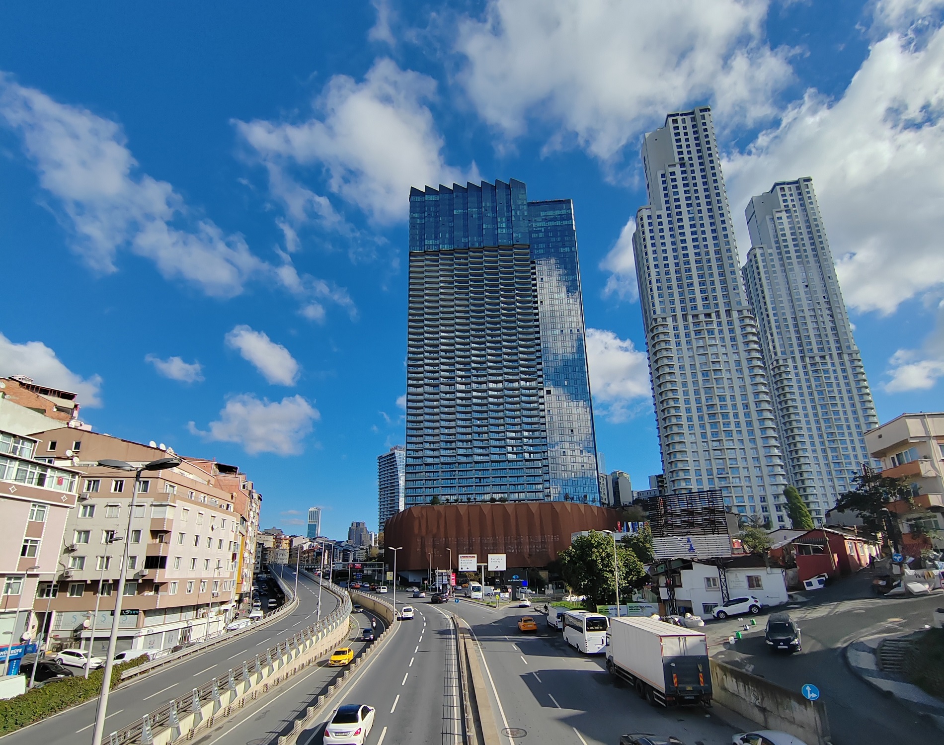 Ultra-Modern City Centre Istanbul Property For Sale - A modern tower of stylish apartments