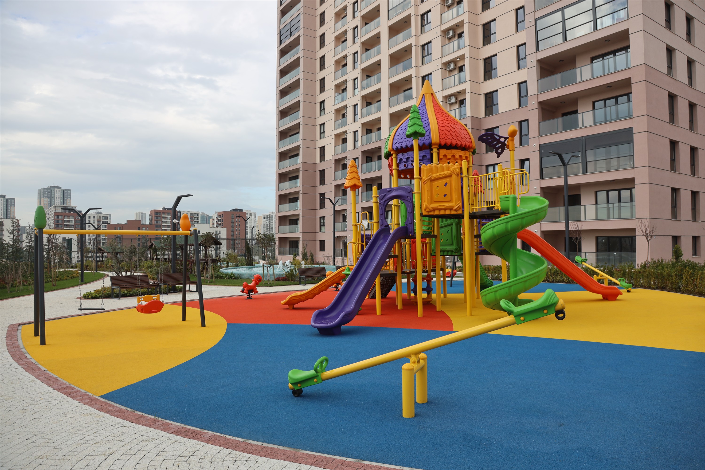 Istanbul Property For Sale With Lake Views In Bahcesehir - Children's playground