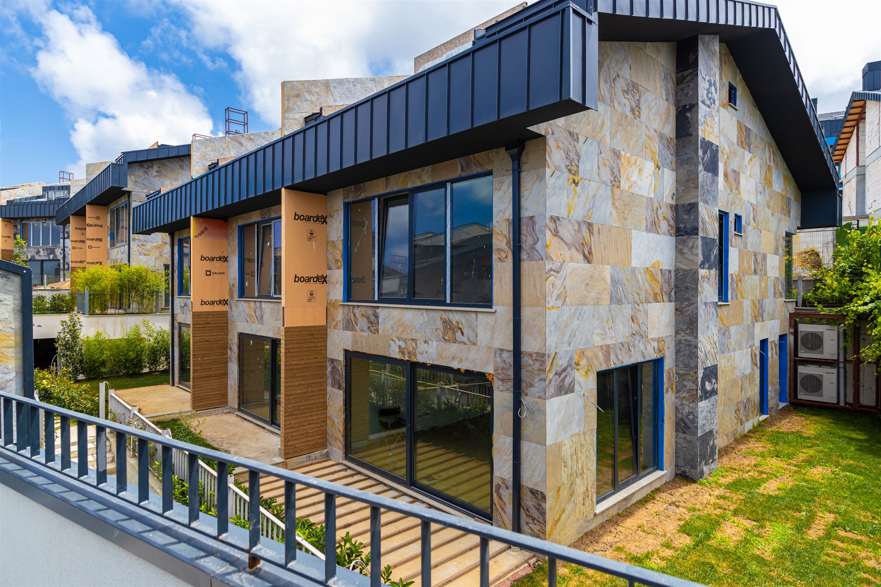 Prestigious Smart Home Villas In Istanbul For Sale - Modern villas with private gardens