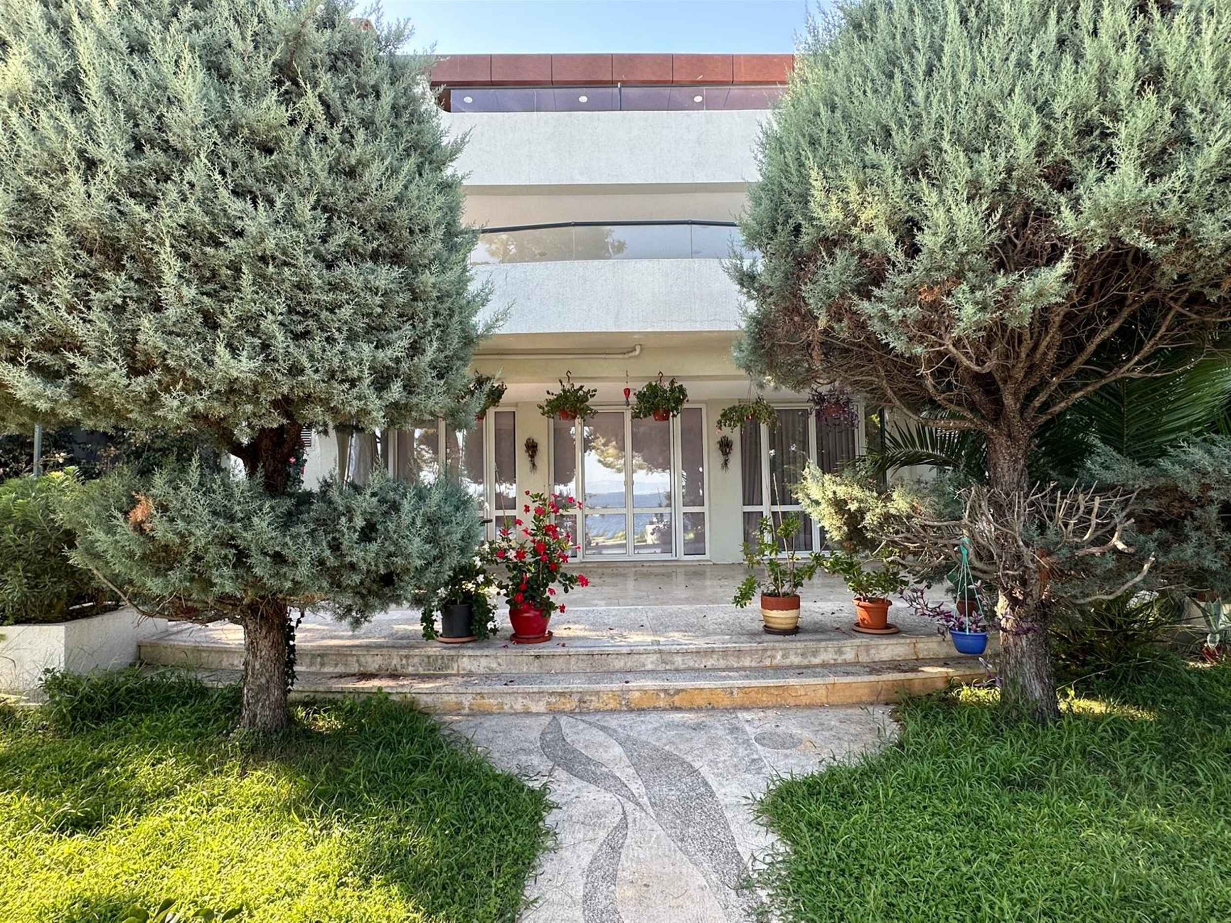 A Sprawling Twelve Room Mansion For Sale In Buyukada, Istanbul - A vast mansion with pretty garden
