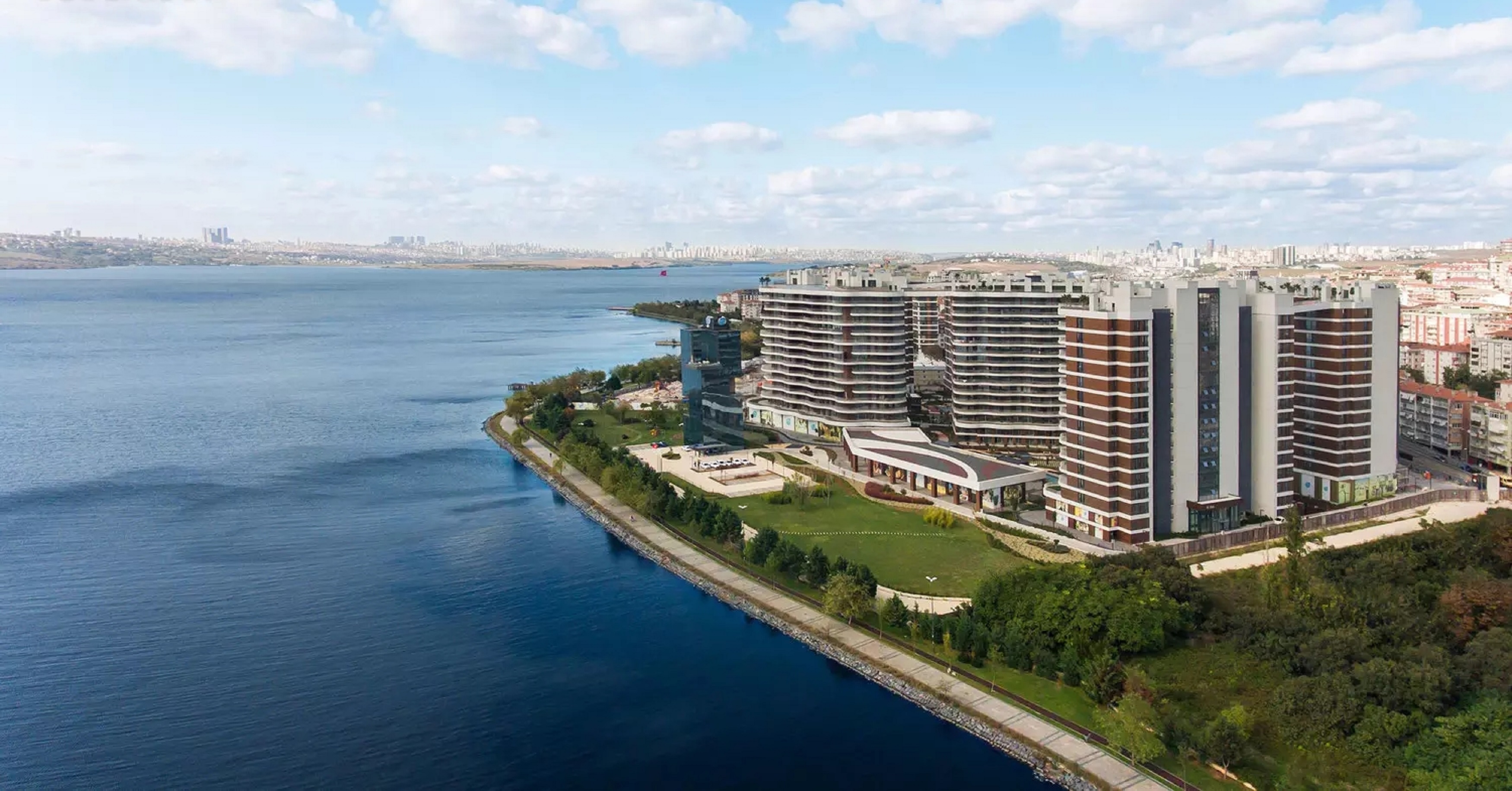 A Modern Three-Bedroom Apartment For Sale In Istanbul - Complex situated on the edge of Kucukcekmece Lake