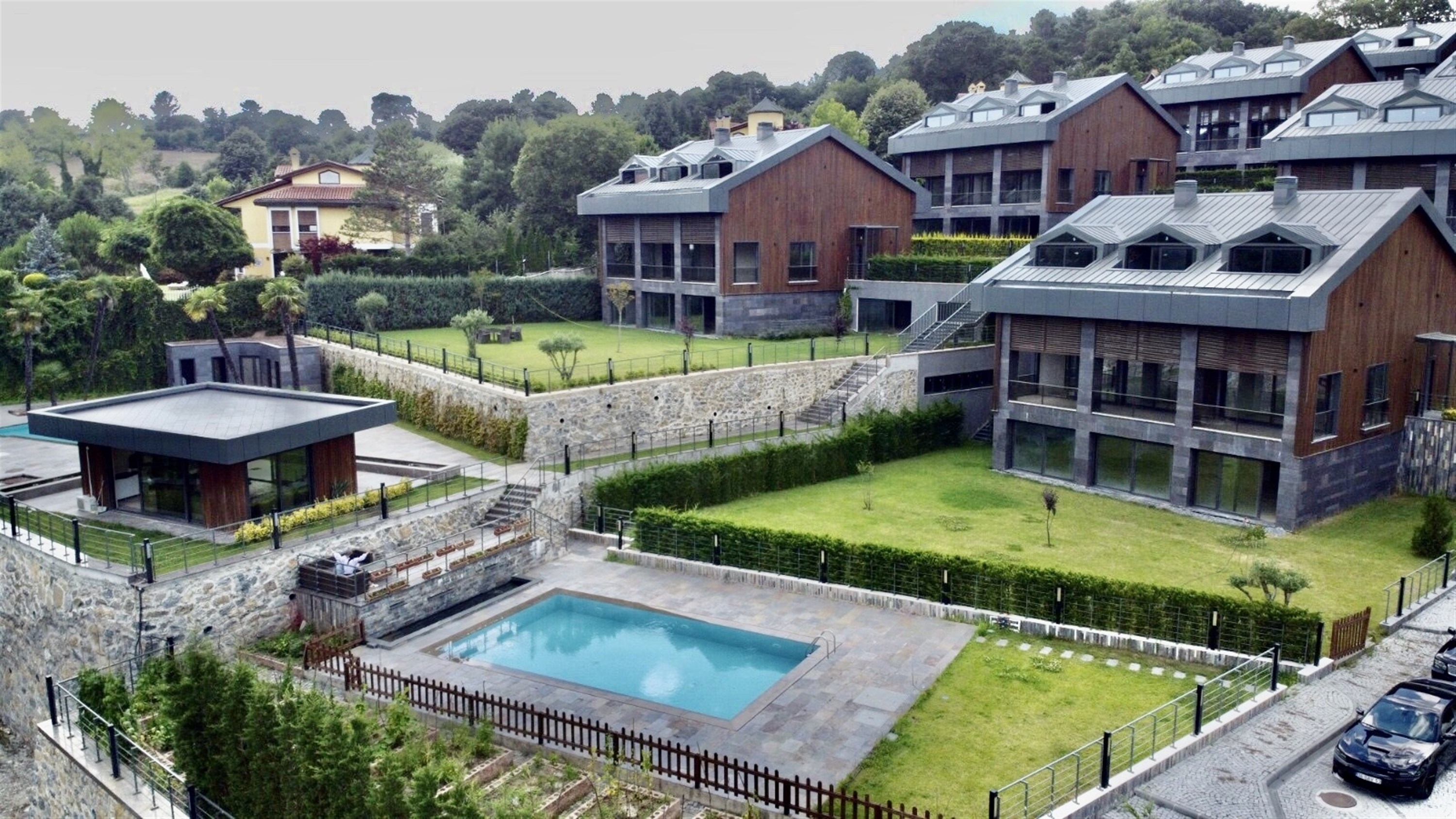 Luxury Investment Properties For Sale In Istanbul - Stunning triplex villas with a communal pool