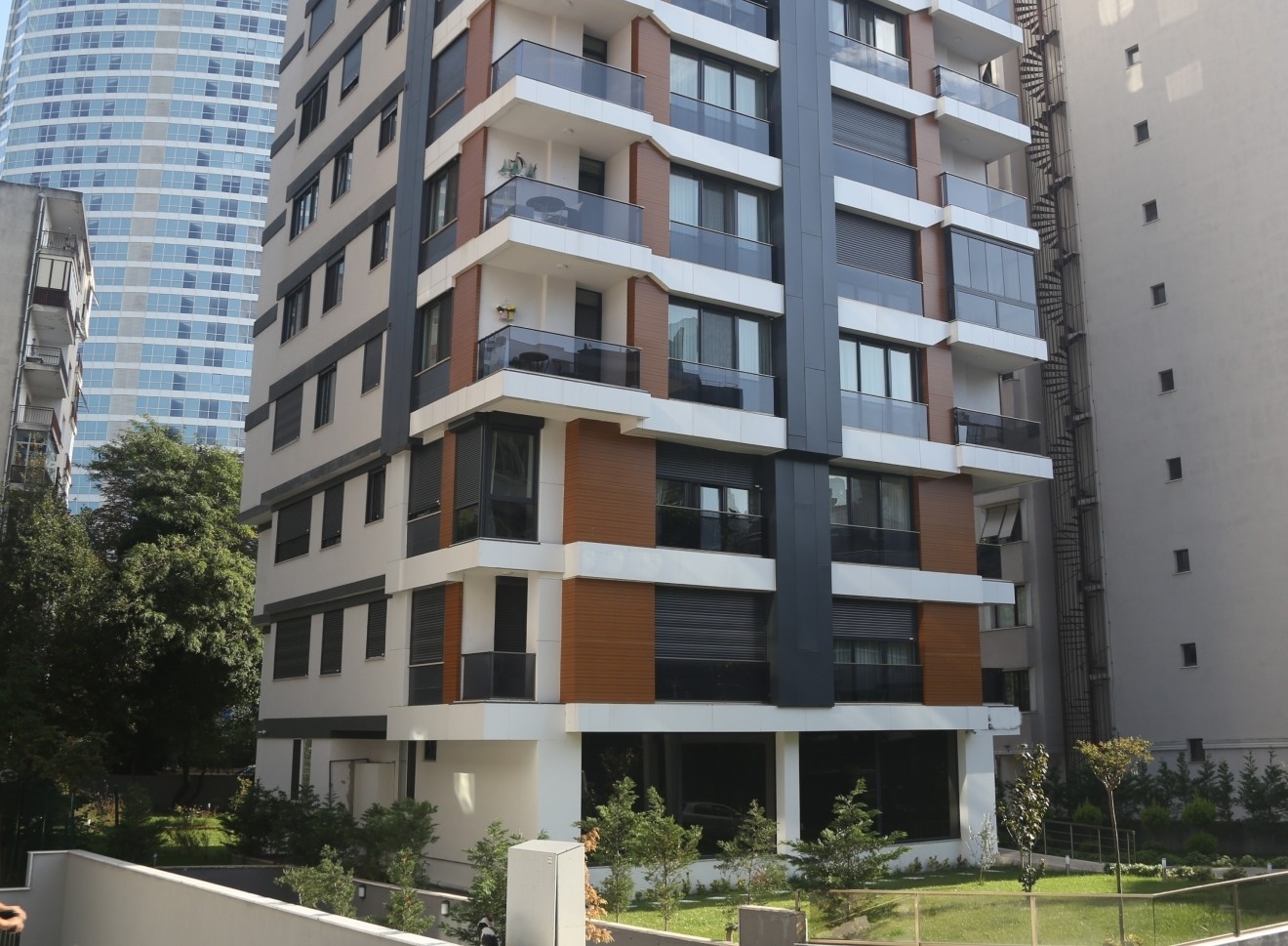 Sea View Investment Property For Sale In Istanbul - Modern apartment with communal garden