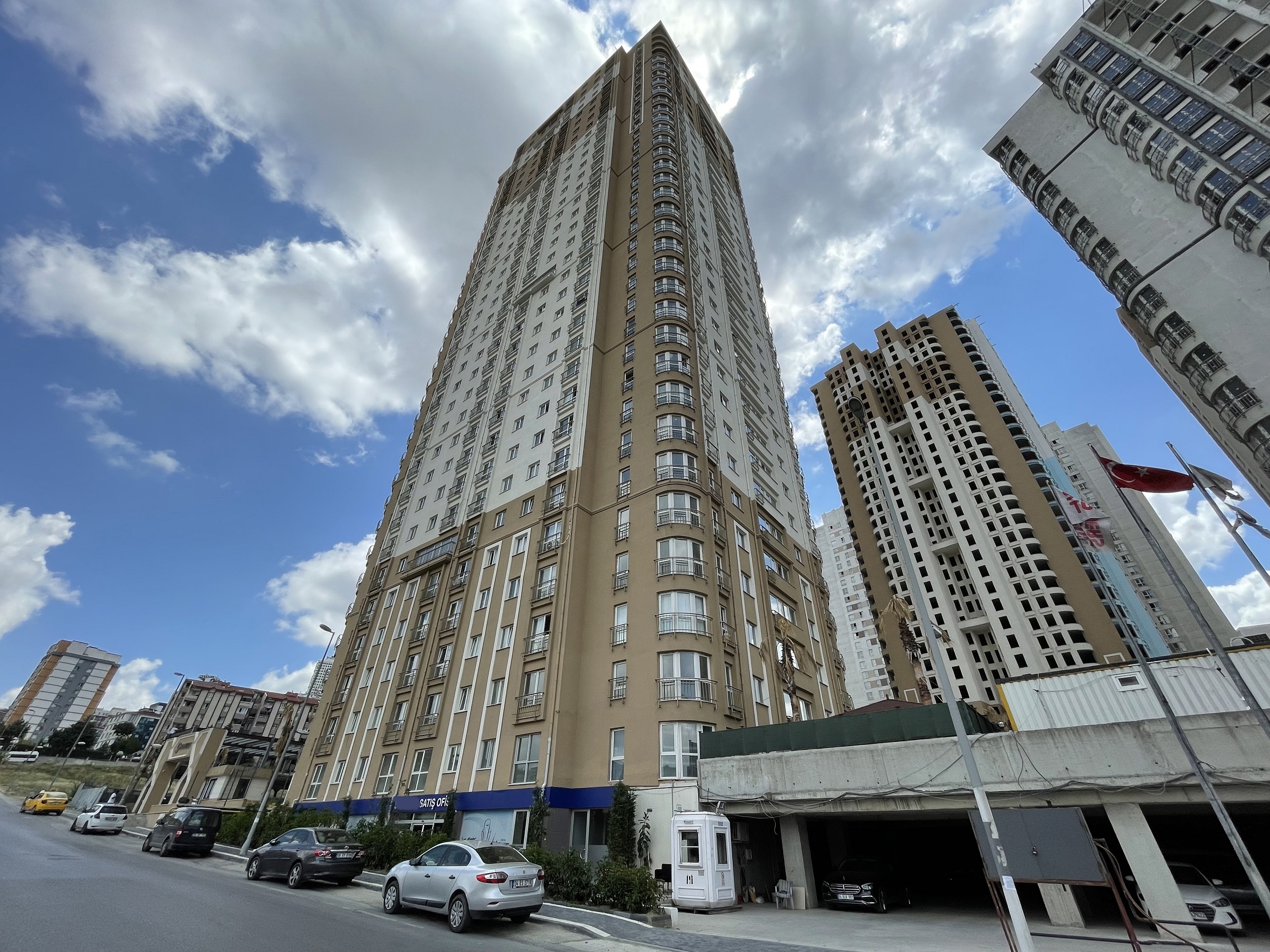 Modern Istanbul Apartments For Sale With On-Complex Facilities - Residential and shopping 