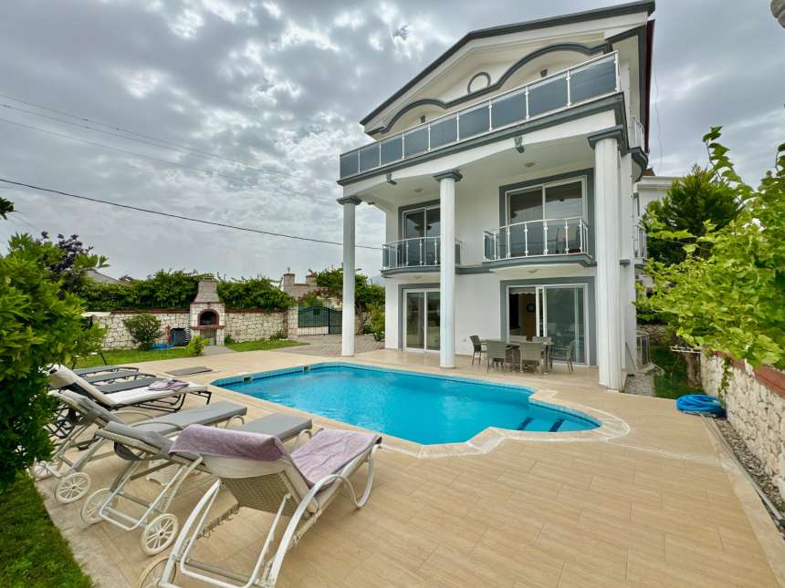 Beautiful Fethiye Property For Sale Near The Beach - A spacious triplex villa in Calis