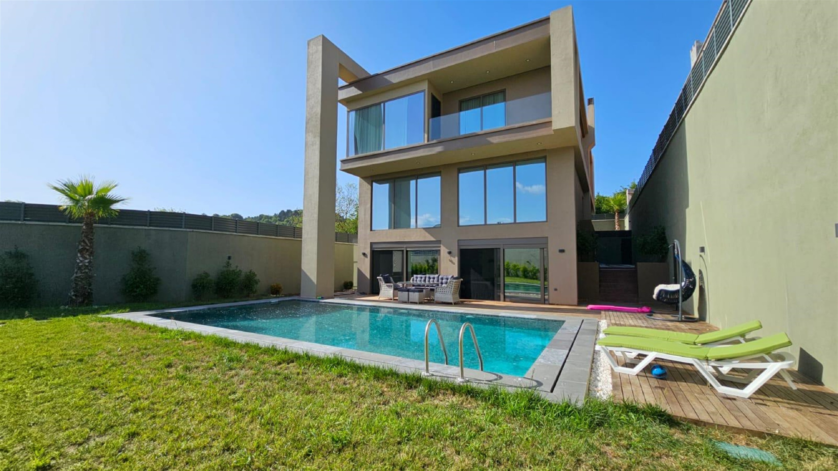 Outstanding Villa For Sale In Asian Istanbul - A desirable villa with a private pool