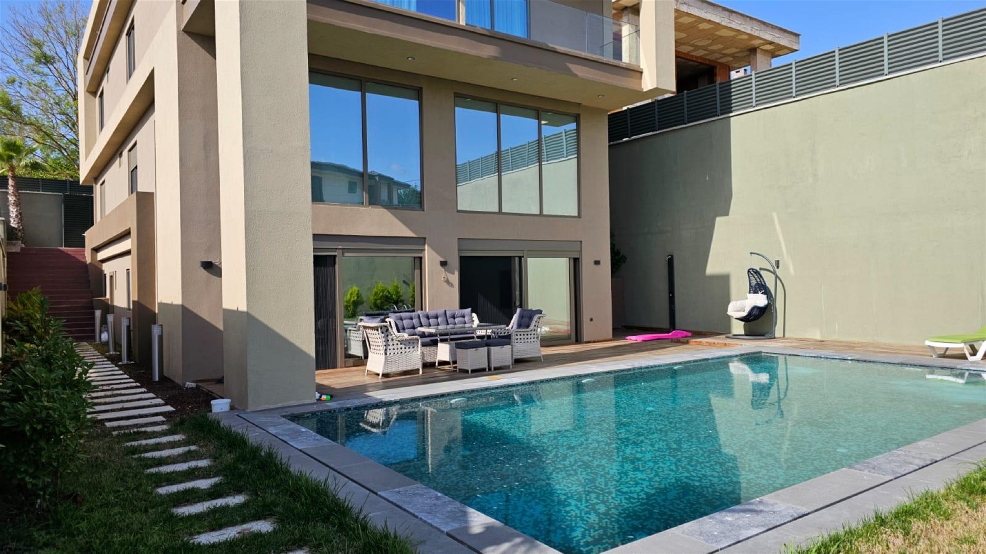 Outstanding Villa For Sale In Asian Istanbul - Pool and sun terraces