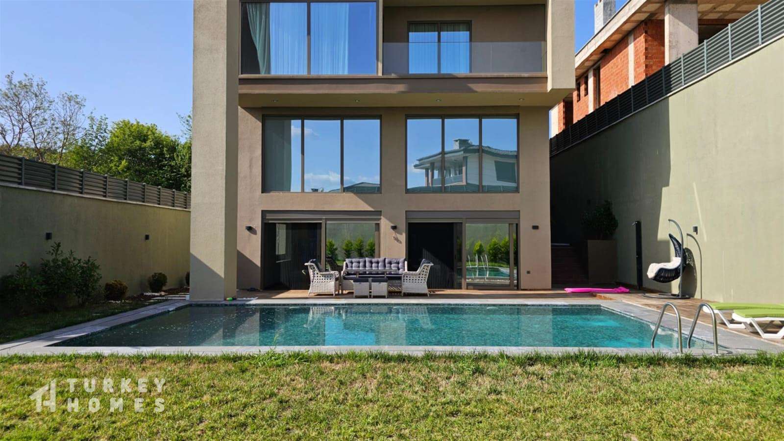 Outstanding Villa For Sale In Asian Istanbul - Easy-to-maintain private garden