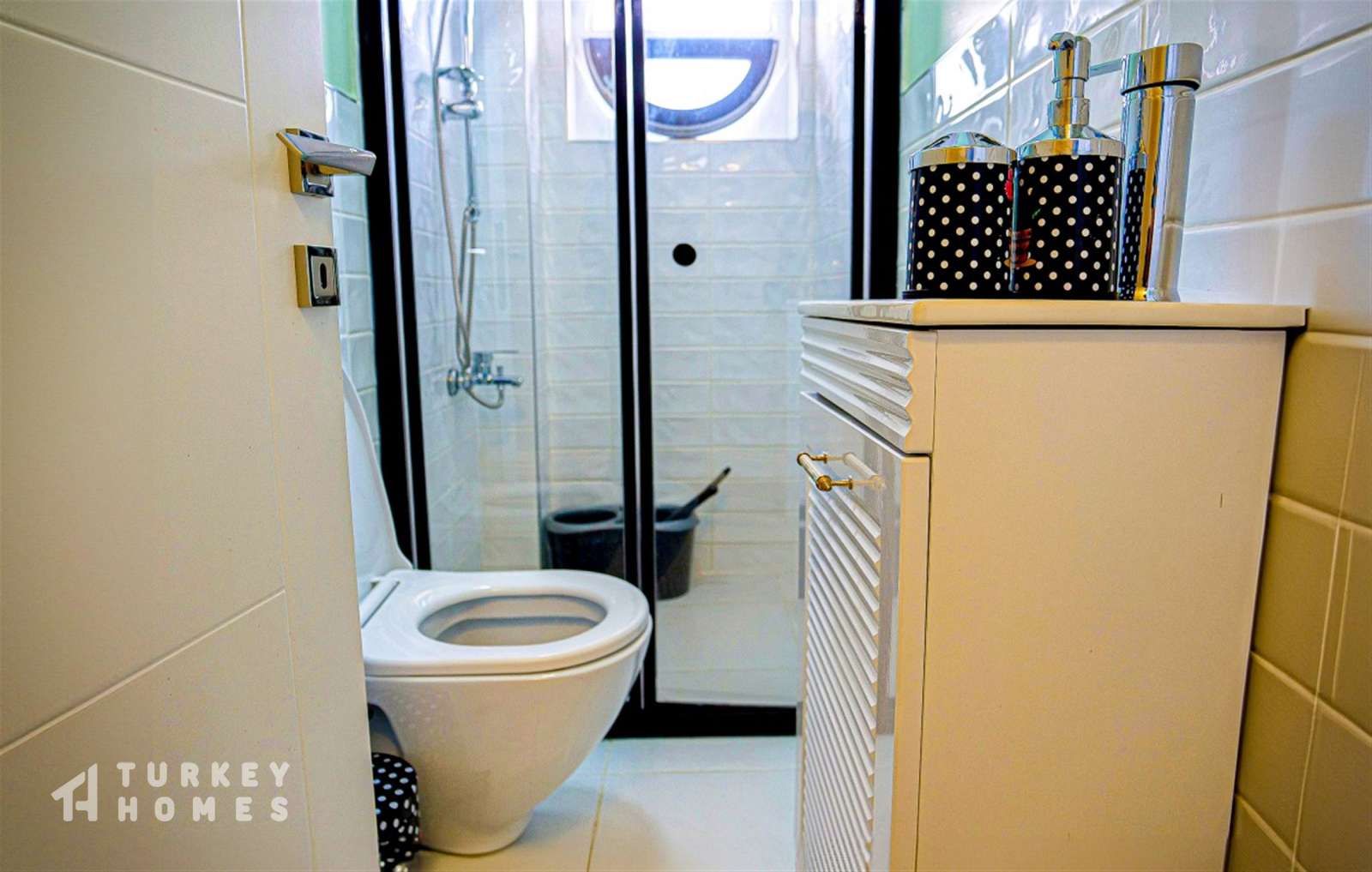 Renovated Istanbul Property For Sale in Fatih, Istanbul - Modern shower room