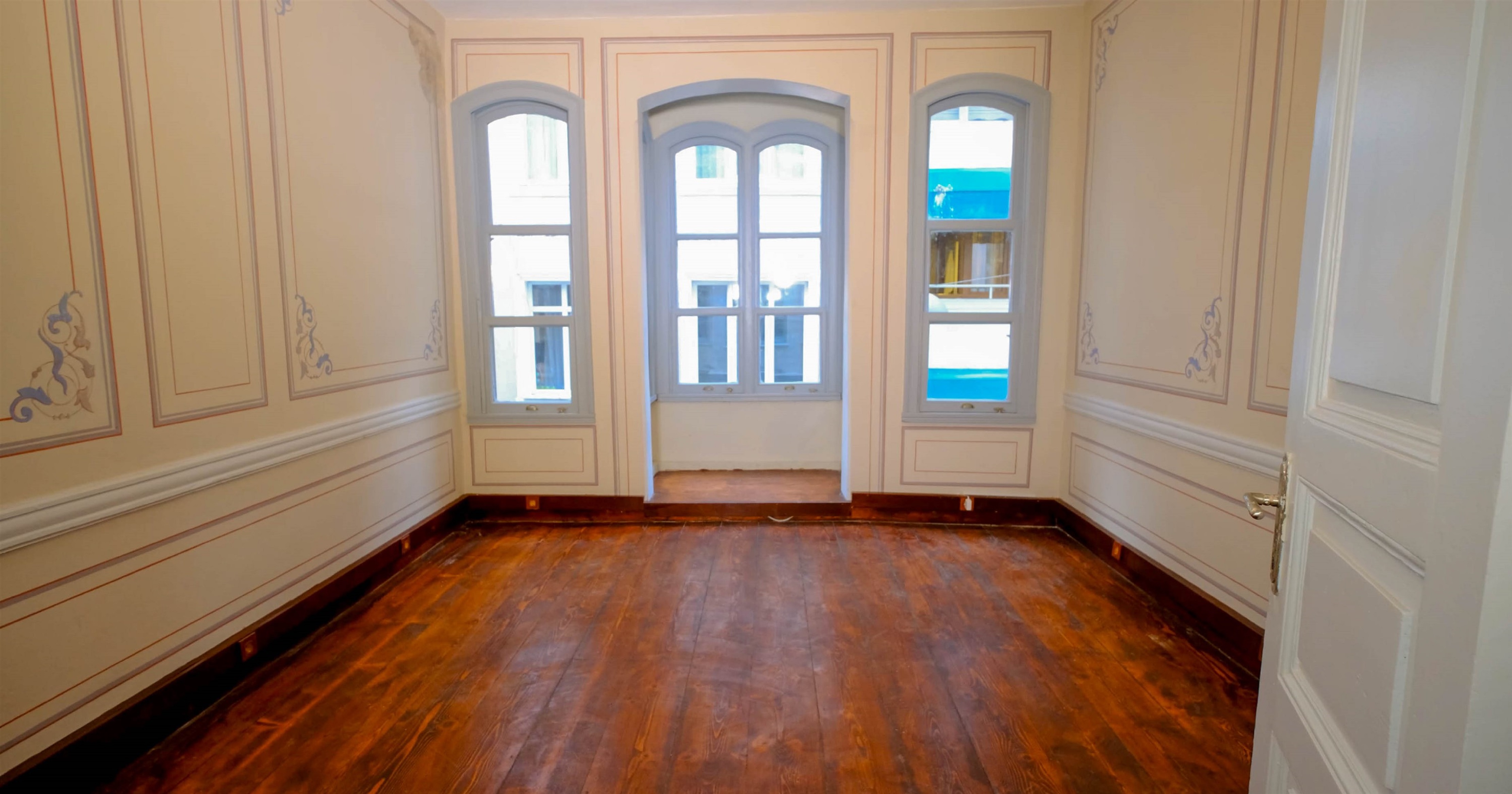 Renovated Property For Sale in Fatih, Istanbul - Spacious rooms