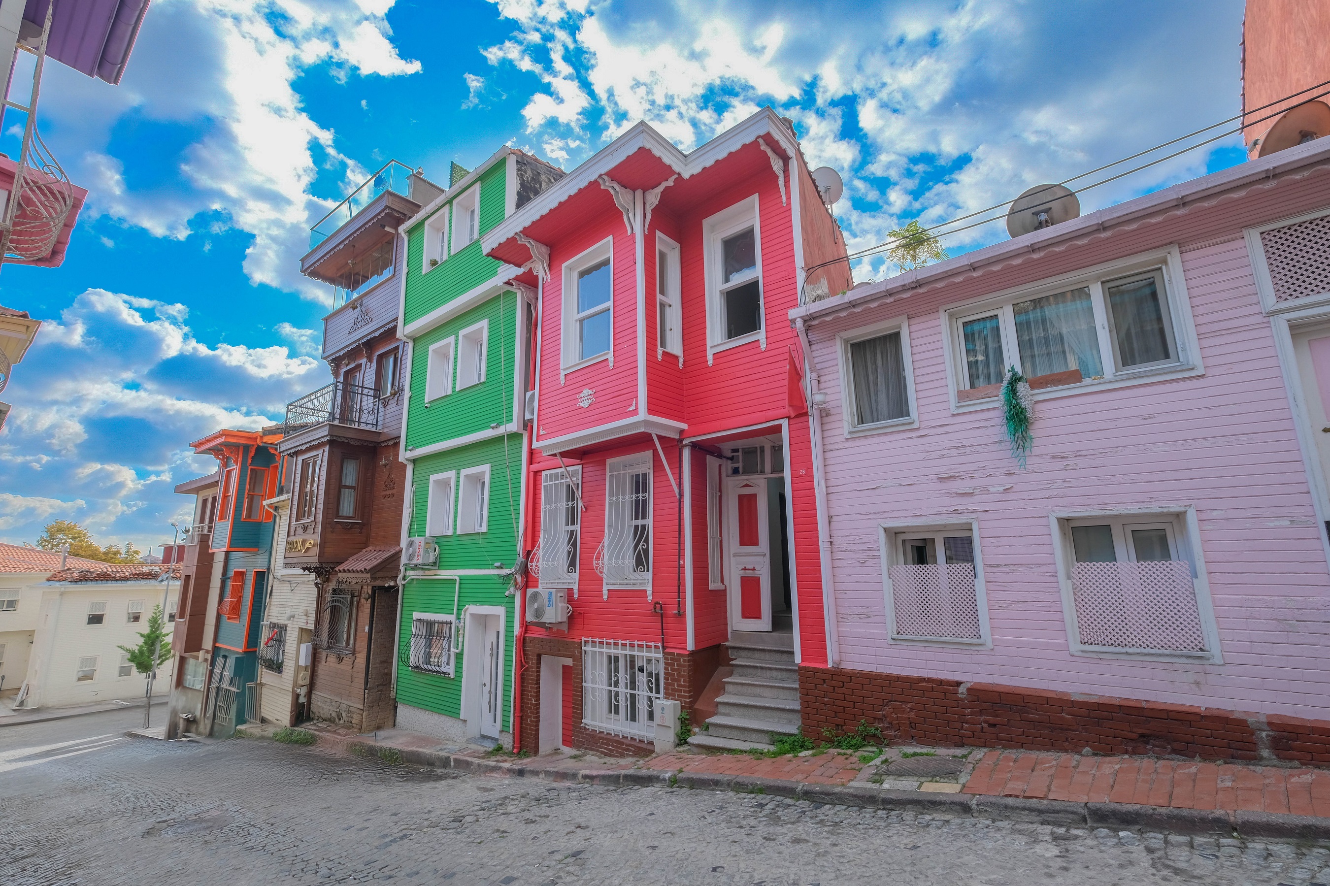 Entire Istanbul Building For Sale in Fatih, Istanbul - Three floors with 2 apartments