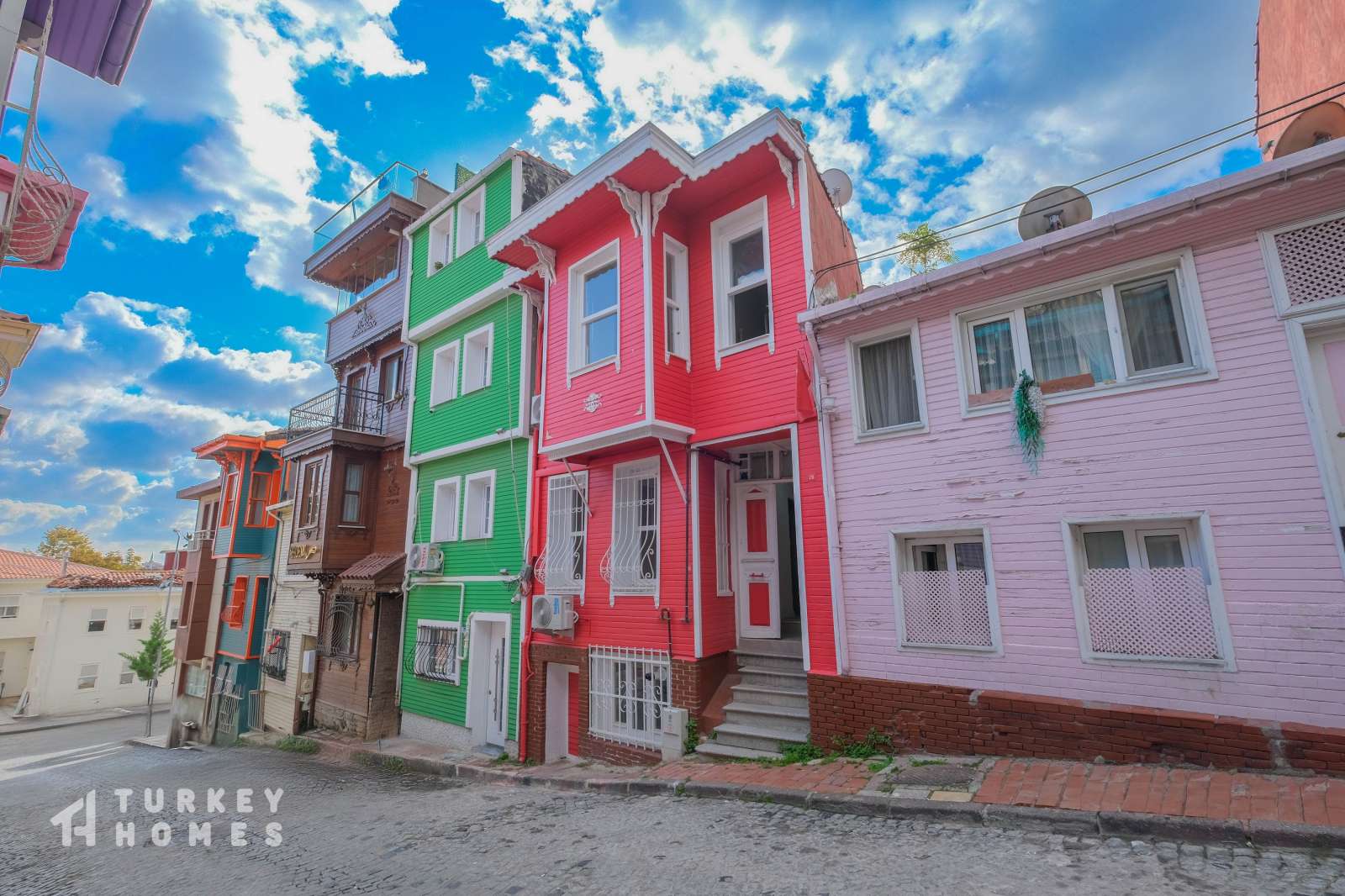 Entire Istanbul Building For Sale in Fatih, Istanbul - Three floors with 2 apartments