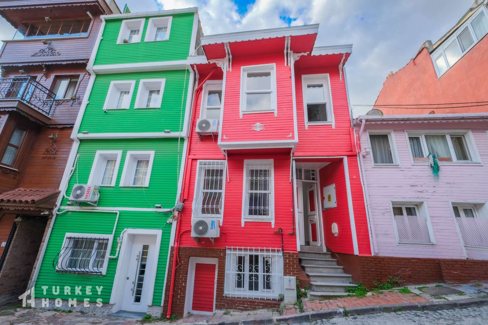 Entire Istanbul Building For Sale in Fatih, Istanbul - Colourful renovated building