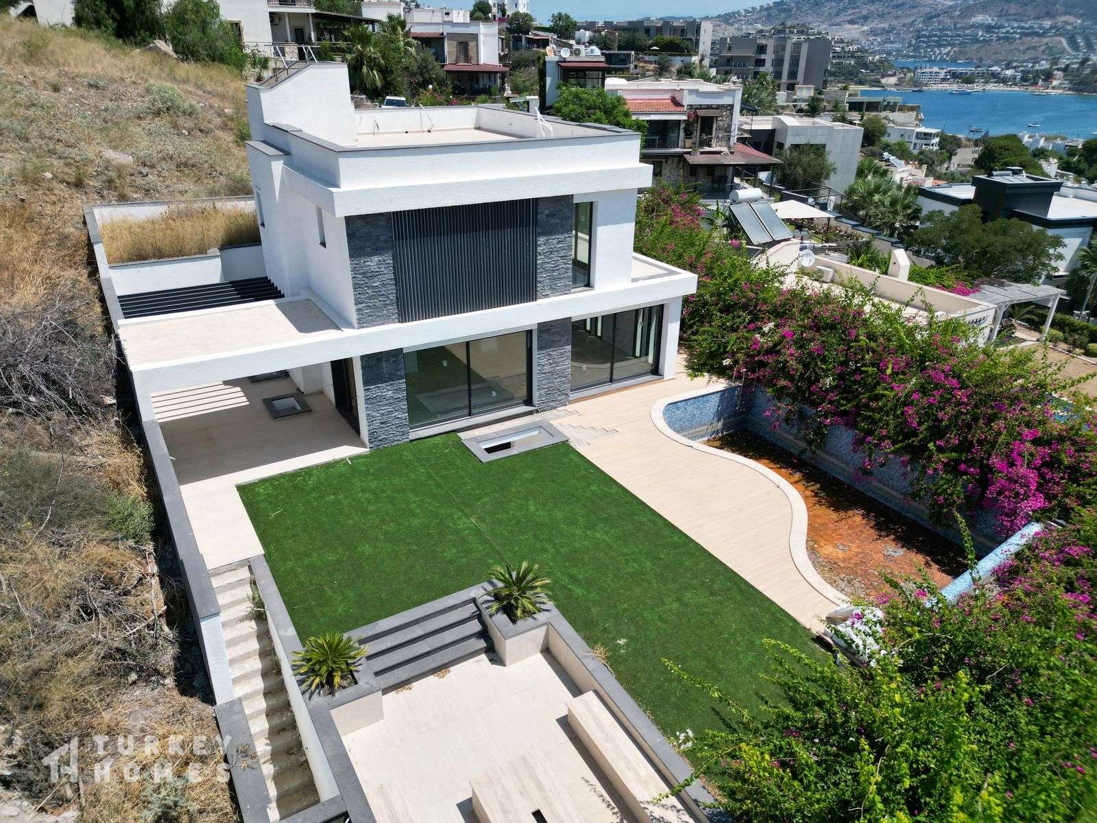 Sea View Villa With A Private Pool For Sale In Yalikavak, Bodrum - A modern property with a private garden