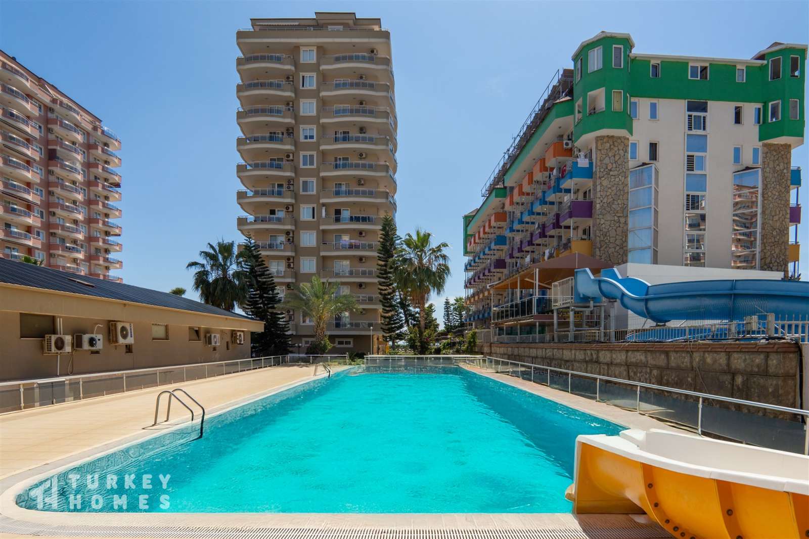 Immaculate Seafront Apartment in Mahmutlar, Alanya For Sale - Main view of the complex and pool