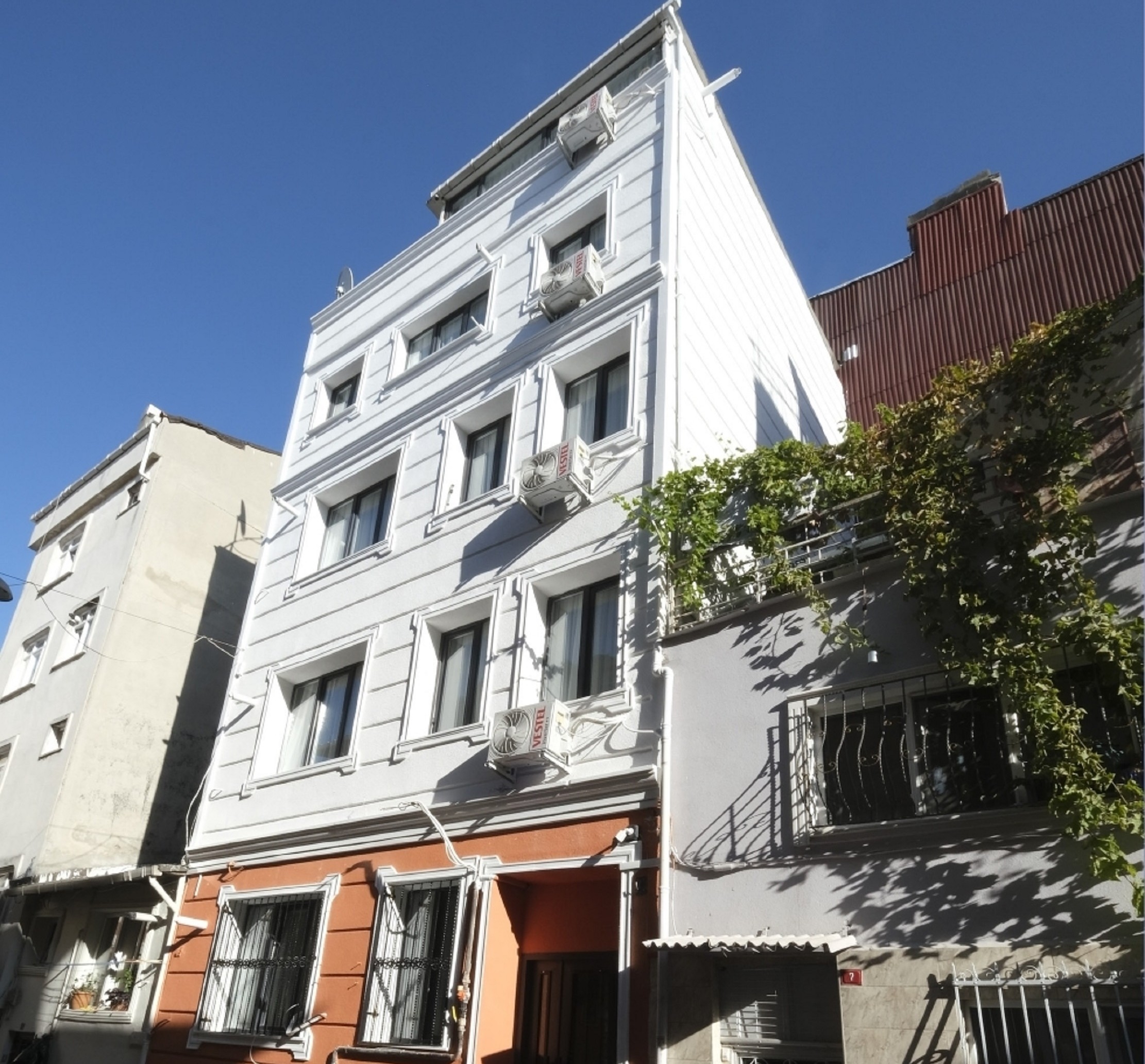 Istanbul Renovated Building For Sale in Istanbul - Main view of the building in Fatih