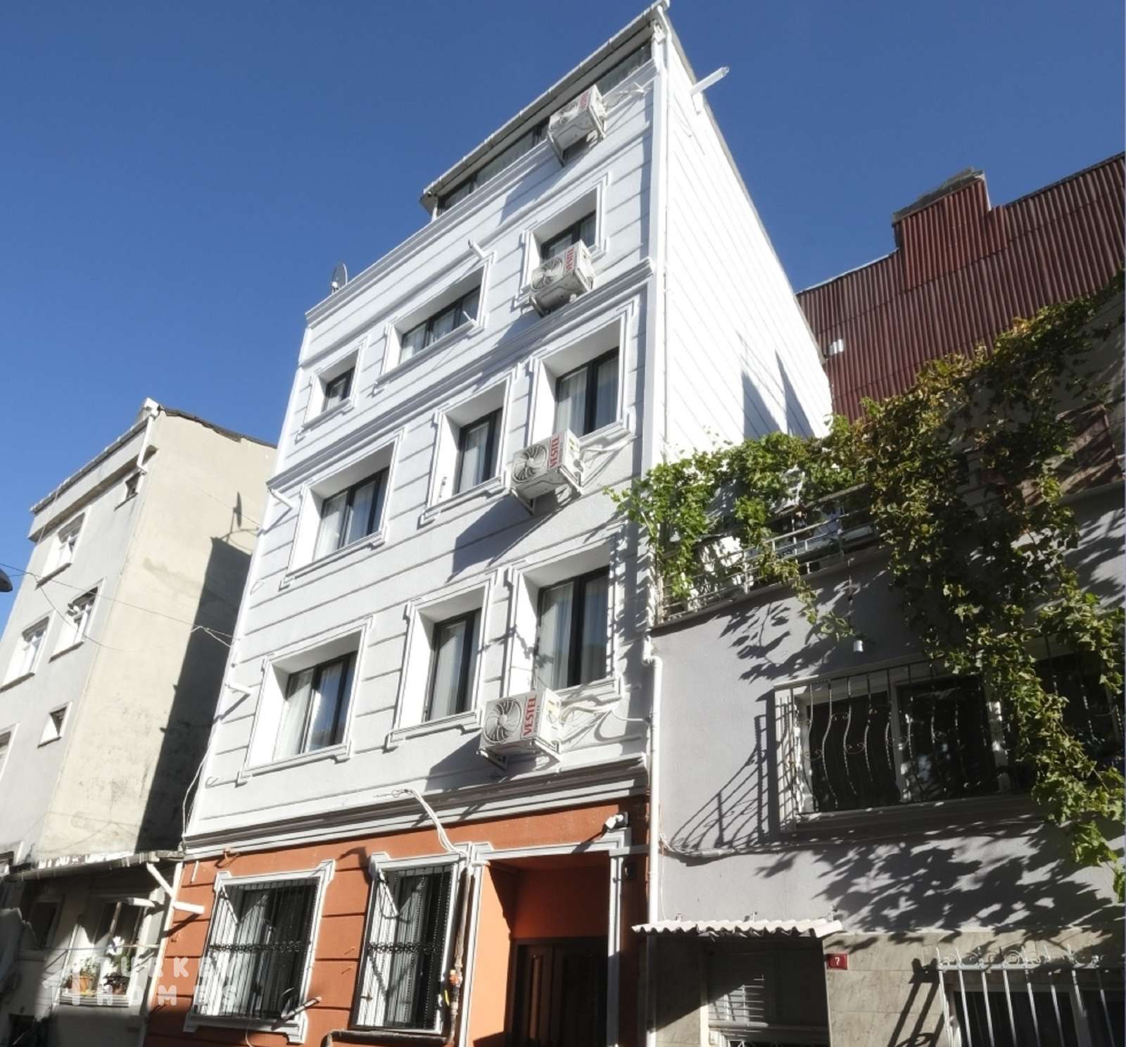 Istanbul Renovated Building For Sale in Istanbul - Main view of the building in Fatih
