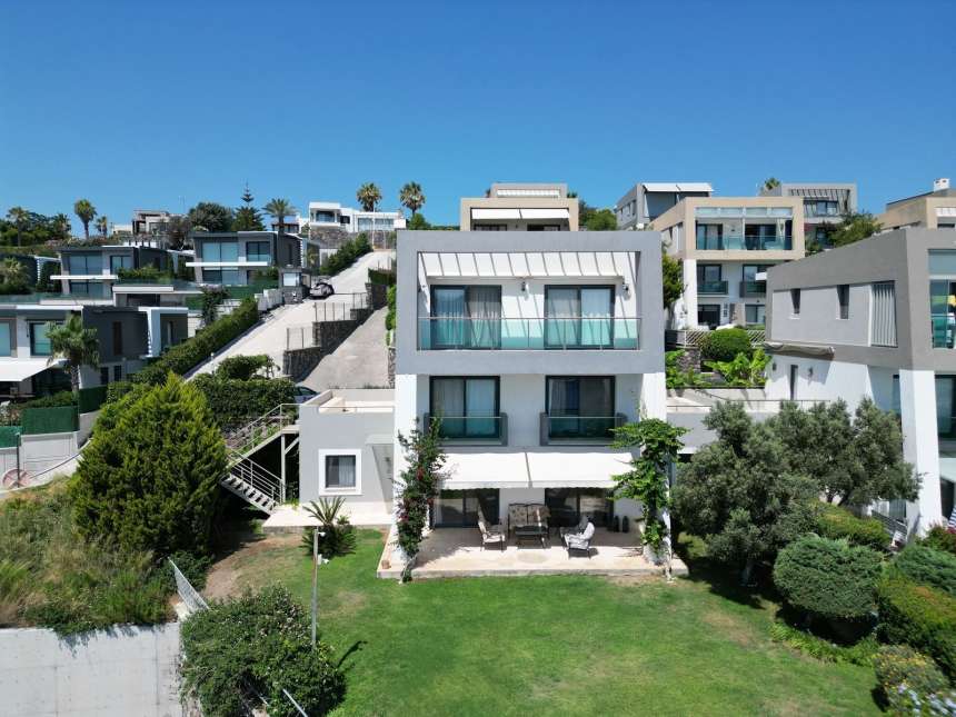 An Exquisite Triplex Villa In Bodrum With A Large Garden - Duplex and separate apartment villa