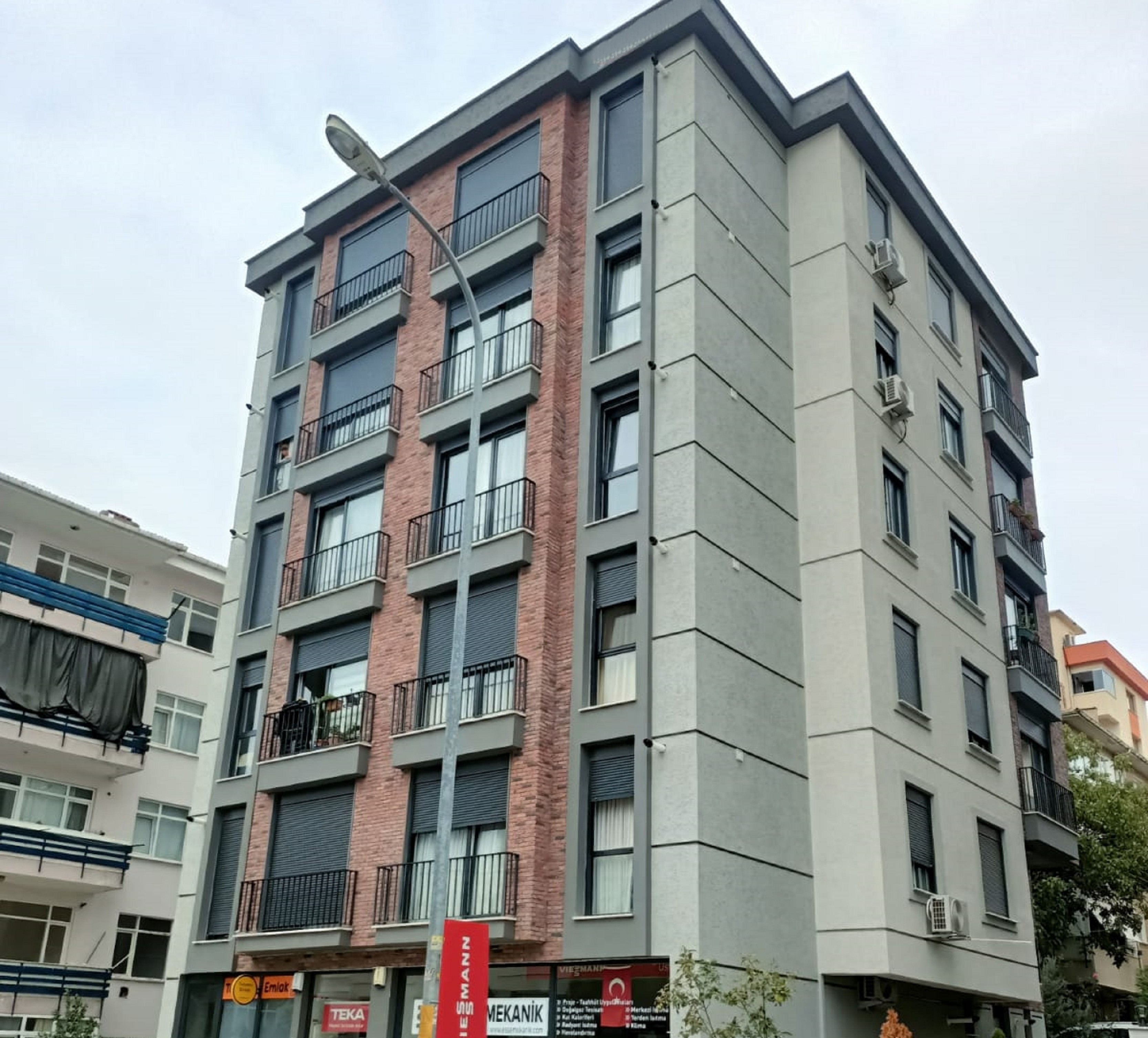 Asian Istanbul Modern Apartment For Sale - Apartment building with units below