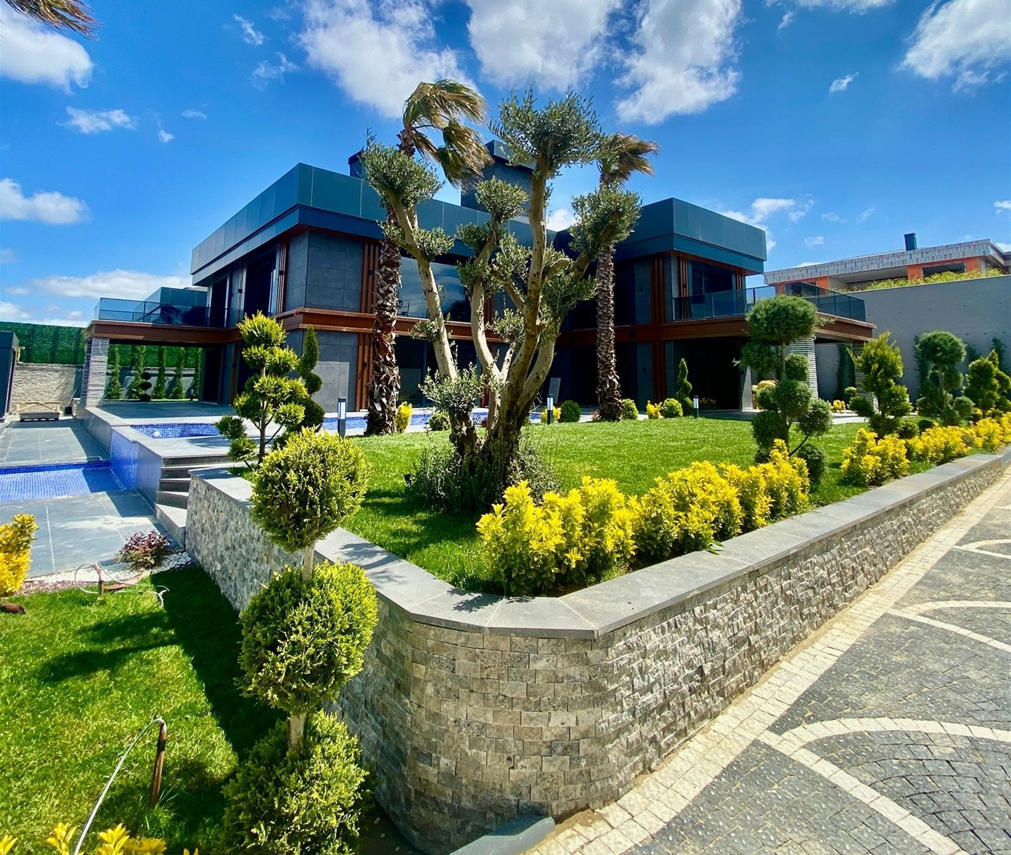 Magnificent Istanbul Property For Sale In Buyukcekmece - A modern, yet beautiful  property